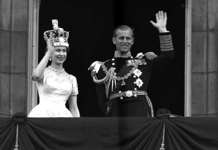 En esta foto del 2 de junio de 1953, la reina Isabel II de Gran Bretaña y el príncipe Felipe, duque de Edimburgo, saludan desde el balcón del Palacio de Buckingham, luego de la coronación de ella en la Abadía de Westminster, Londres.
