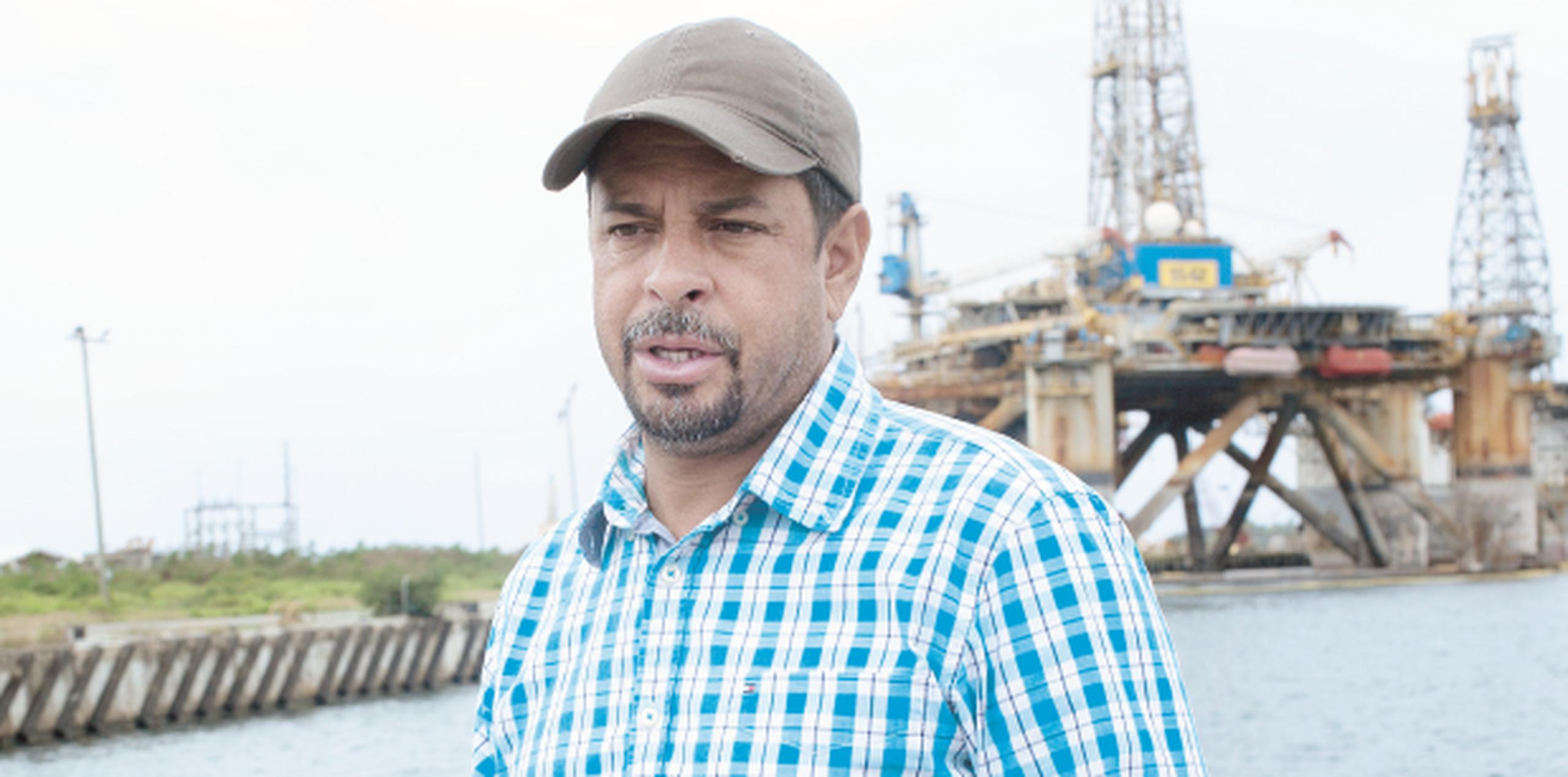 Según el alcalde Ángelo Cruz, lo que resta es recoger el aceite para entonces poder sacar la embarcación. (ARCHIVO)