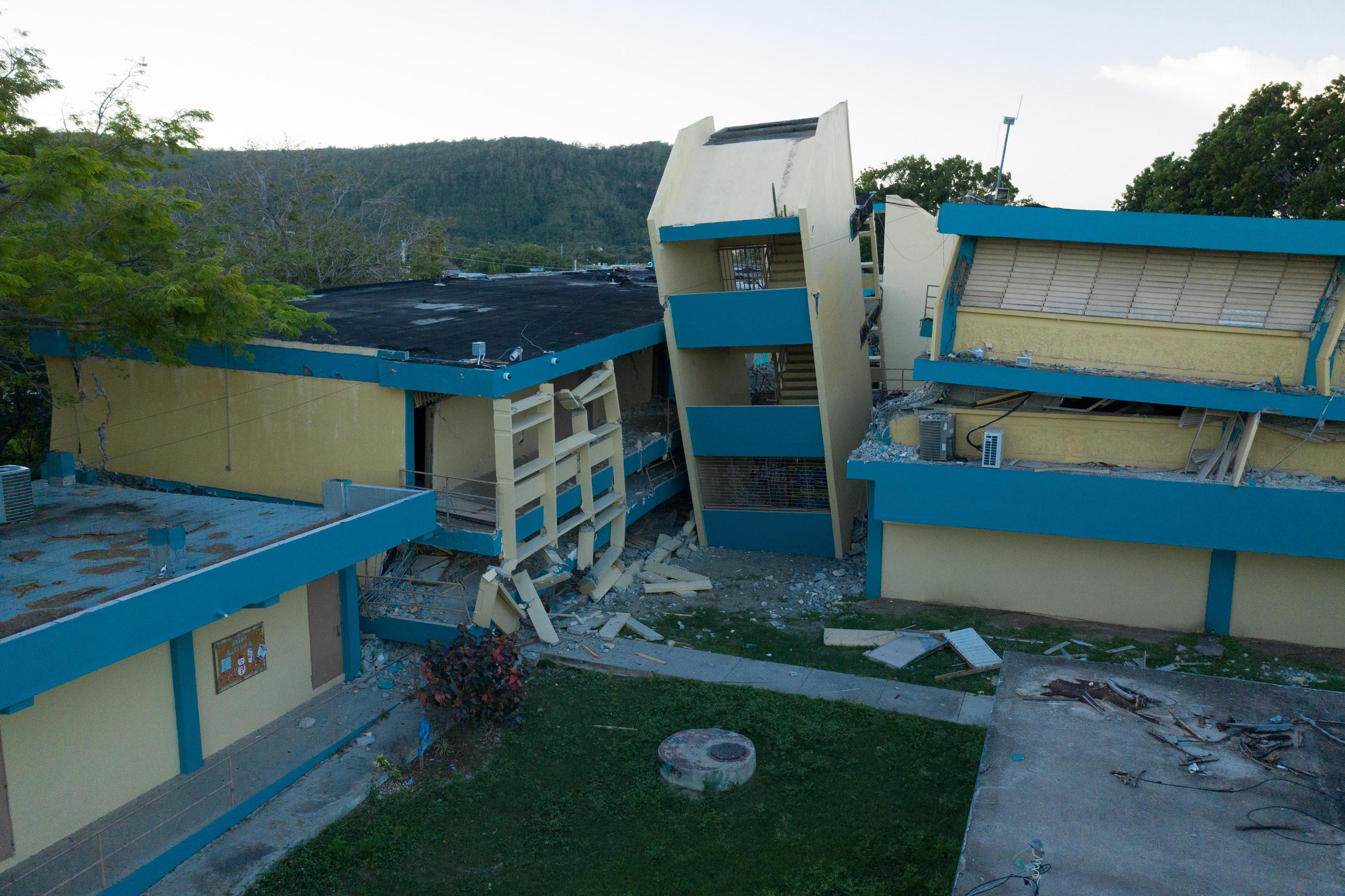 El alcalde de Guánica indicó que en la escuela Agripina Seda, que se desplomó a causa del sismo del 7 de enero de 6.4, se instalarán carpas en el área de los kioscos turísticos que cuentan con un estacionamiento amplio.  Especial El Nuevo Día / jorge A. Ramírez Portela
