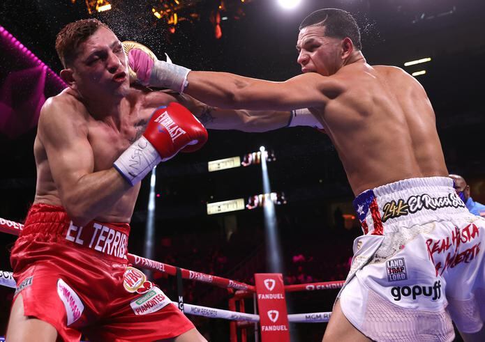 Edgar Berlanga conecta un jab de izquierda al rostro de Marcelo Esteban Coceres durante la pelea del 9 de octubre en Las Vegas, Nevada.