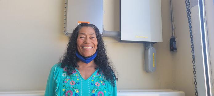 Raquel Robledo Rosario es una agrónoma jubilada que aceptó el reto de trabajar con la instalación de placas solares y baterías en la Estación de Bomberos de Guánica.