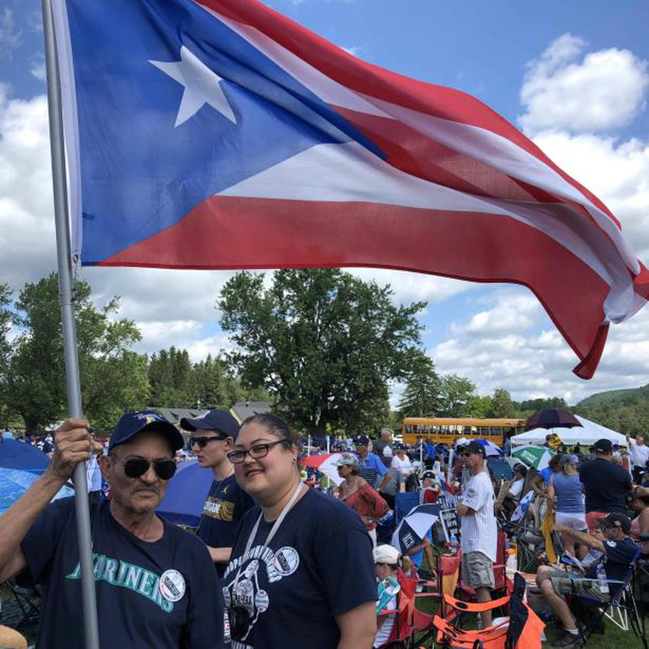 Entre la concurrencia en el Clark Sports Center, facilidad que es sede de la ceremonia, se vio una enorme bandera puertorriqueña, la que era ondeada orgullosamente por el guayamés Miguel Rosario. (hiram.torraca@gfrmedia.com)