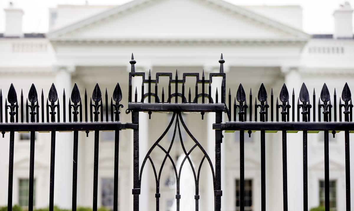 Driver dies after crashing into White House fence gate