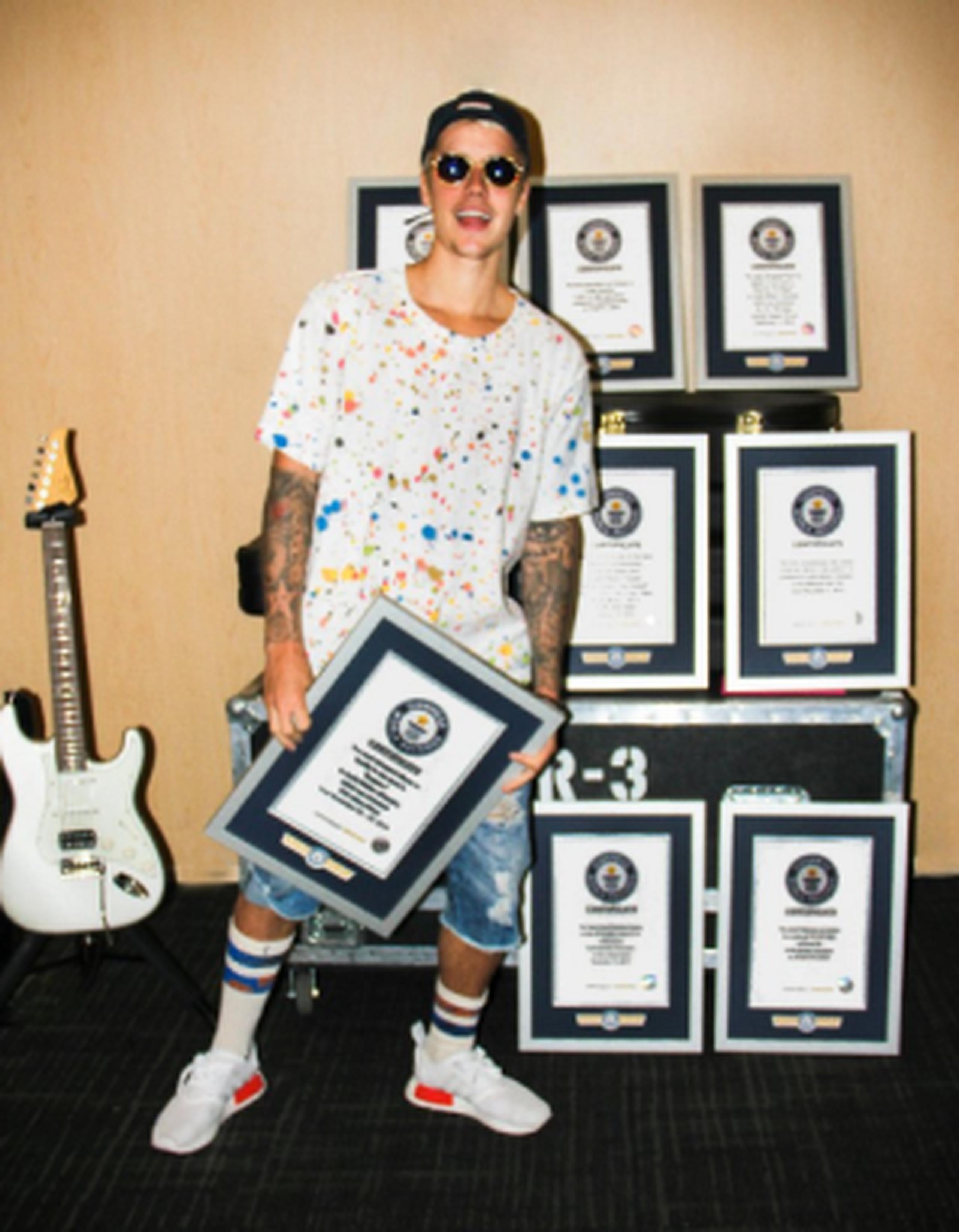 Bieber con sus certificados. (Twitter)