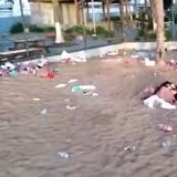 Playa de Isla Verde amanece llena de basura y neveritas de foam
