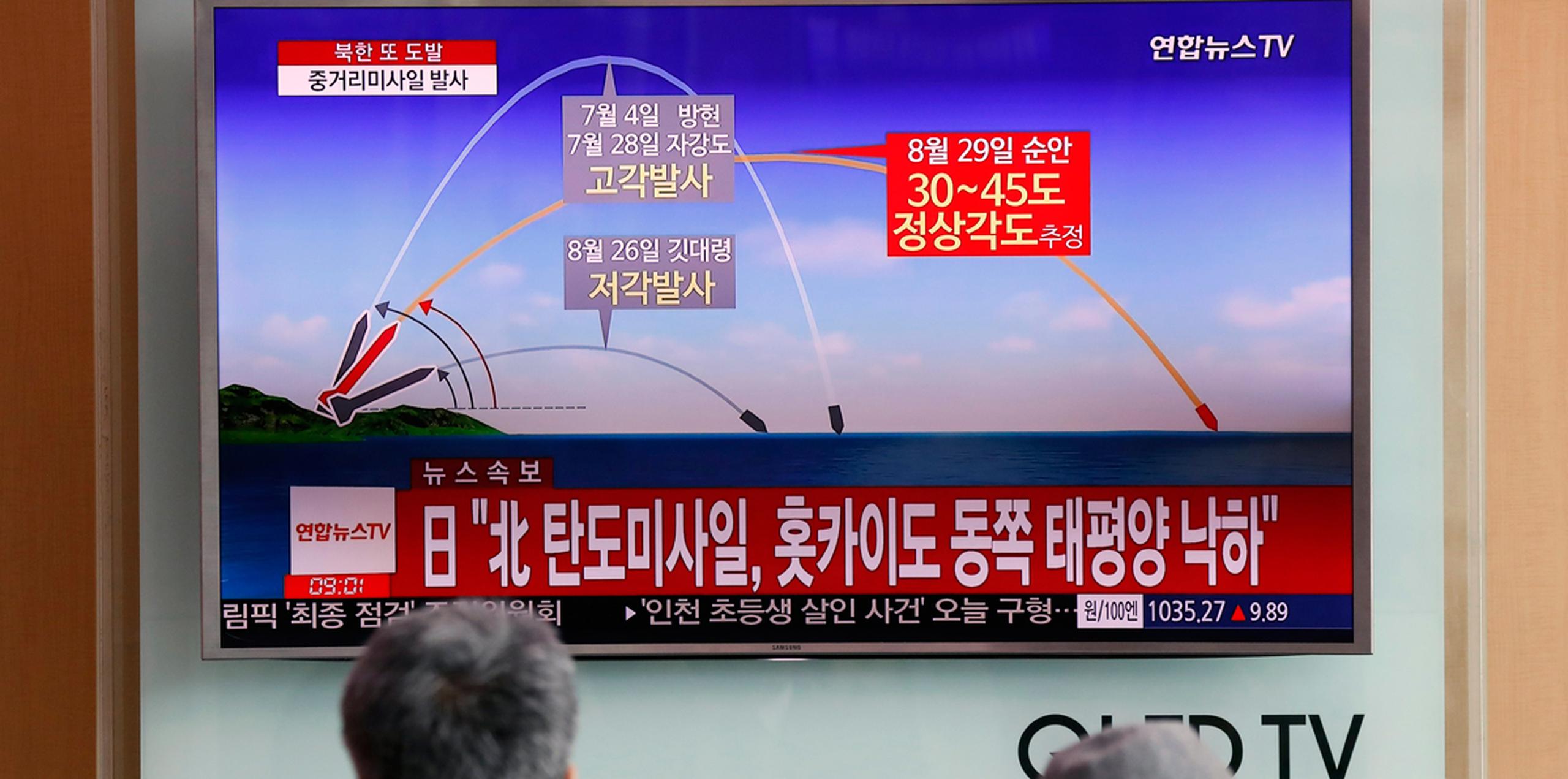 Ciudadanos surcoreanos miran una televisión que exhibe las noticias que divulgan sobre el lanzamiento más reciente de misiles balísticos de Corea del Norte. (EFE)