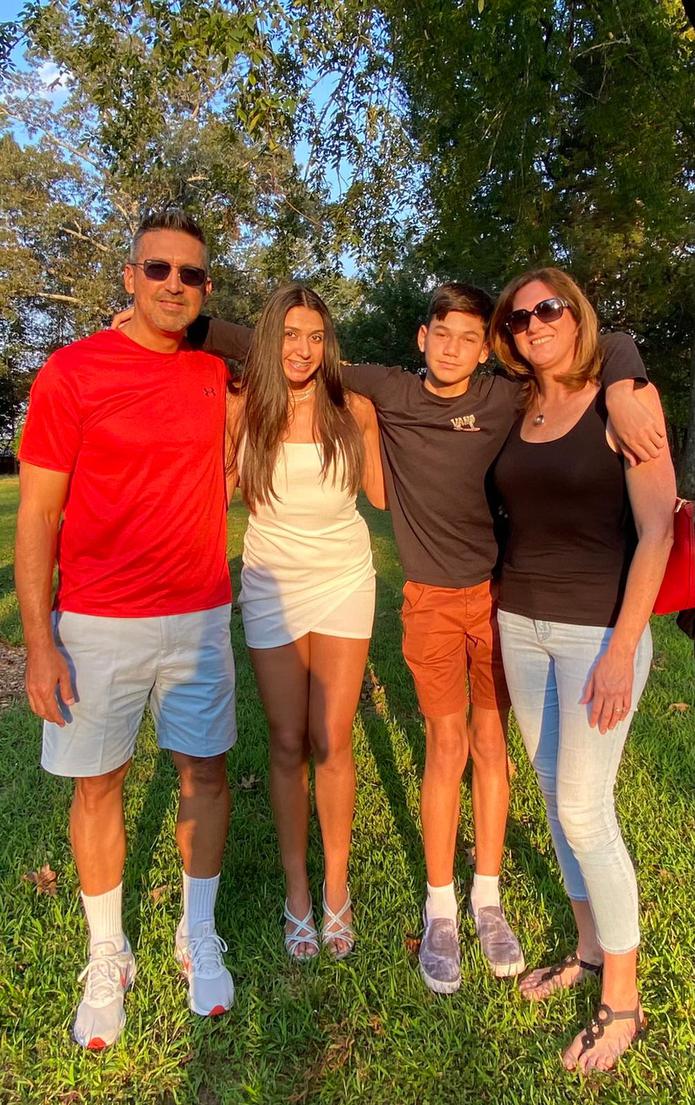 La familia González-Maltés sigue en el voleibol con la participación de Angélica, de 16 años, y Luis, de 12.
