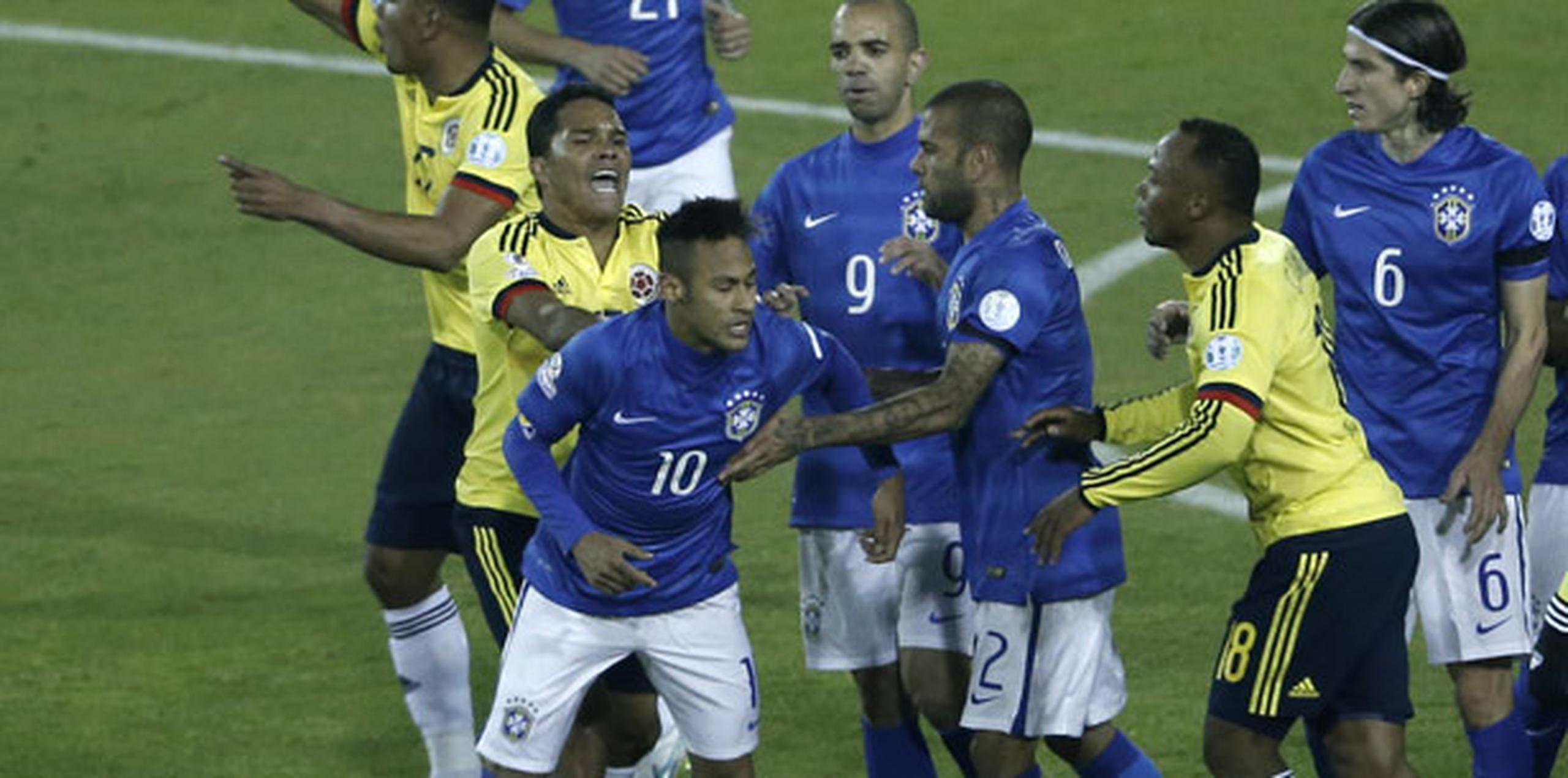 Neymar (#10) y Bacca fueron castigados con una tarjeta roja cada uno por la trifulca. (AP)