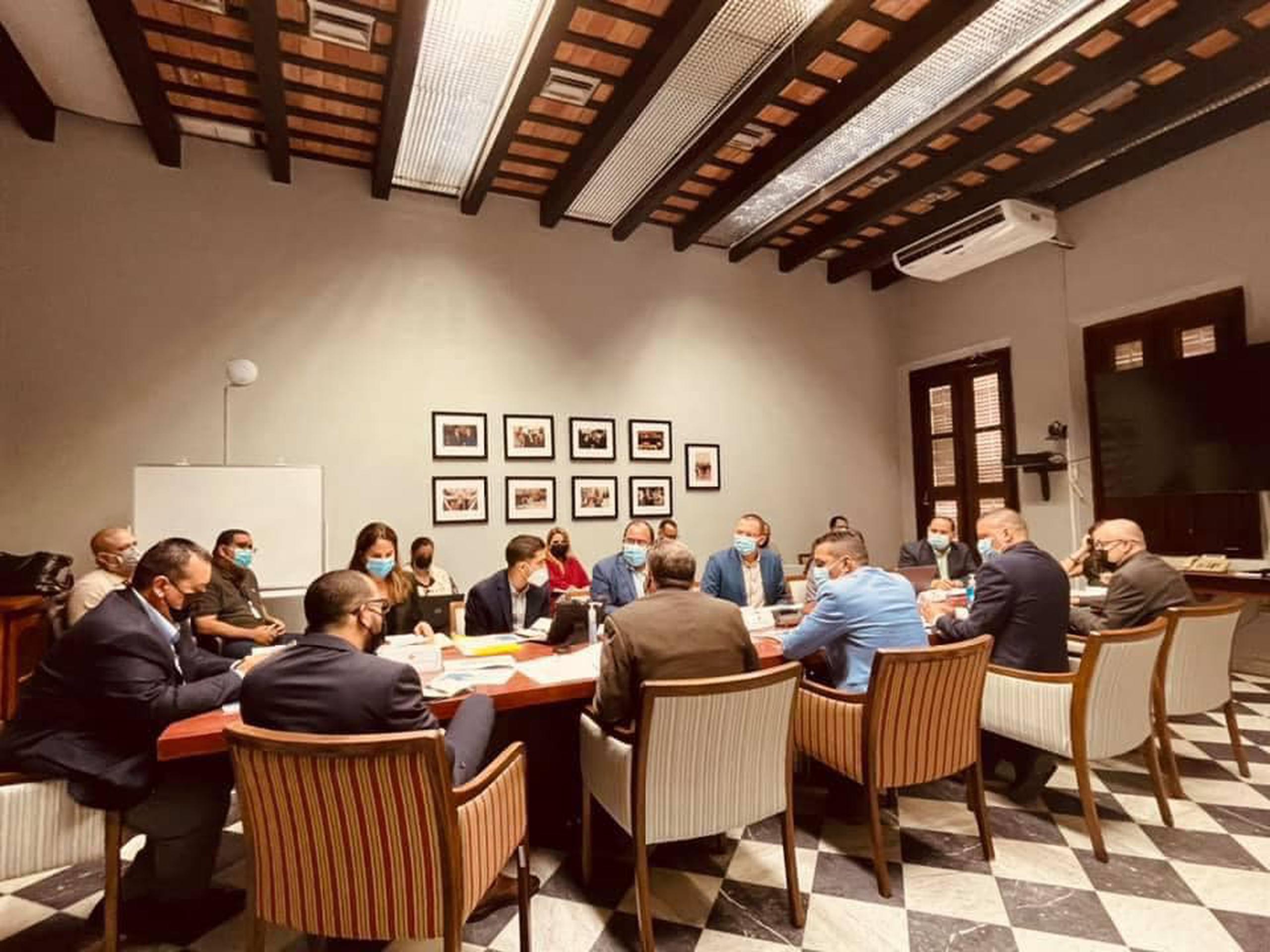 Los alcaldes de Ponce, Guayanilla y Guánica se reunieron hoy, jueves, con directores de agencia para discutir obras de rehabilitación.