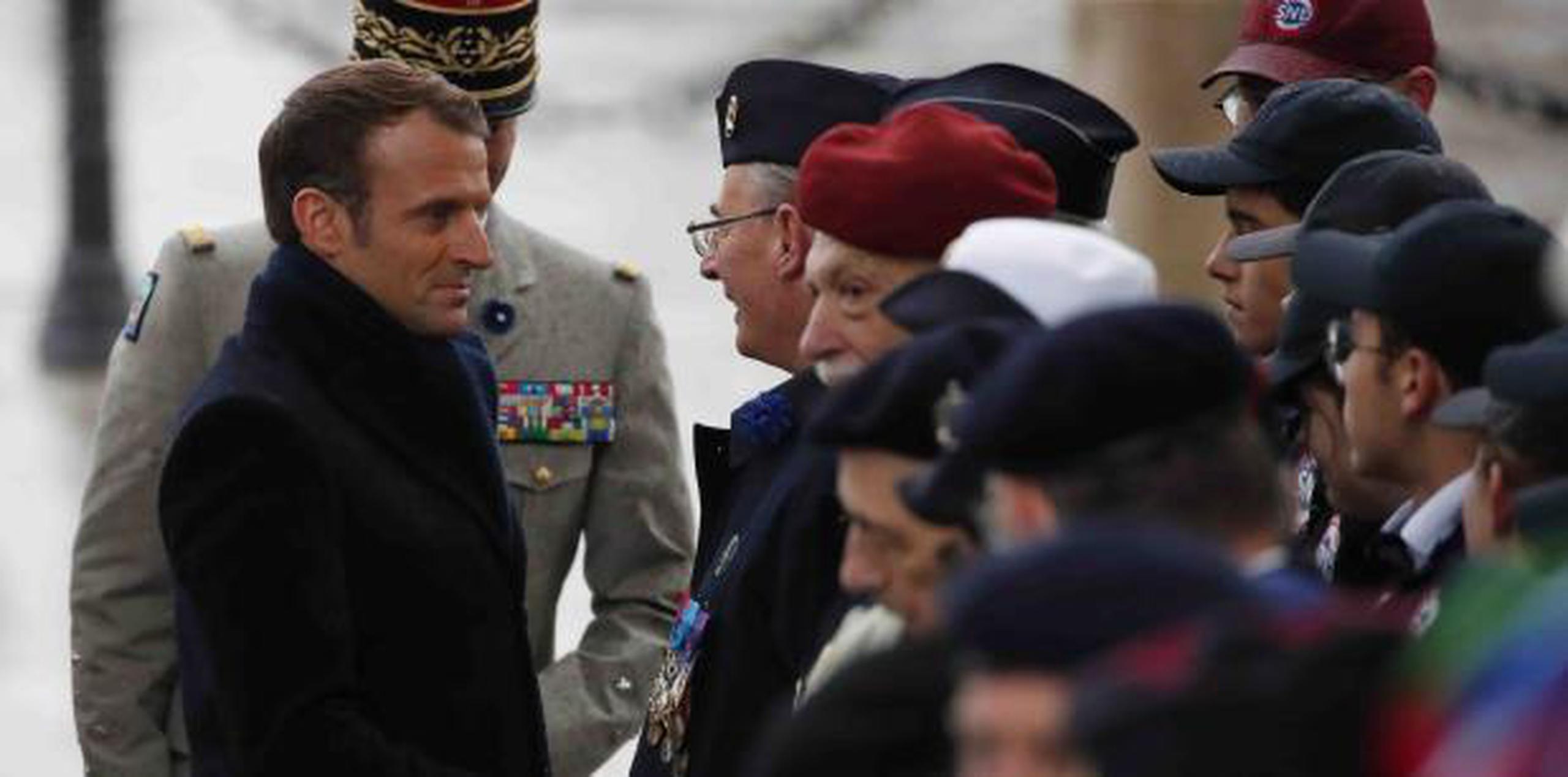 Macron participó en la ceremonia en el Arco del Triunfo. (AP)