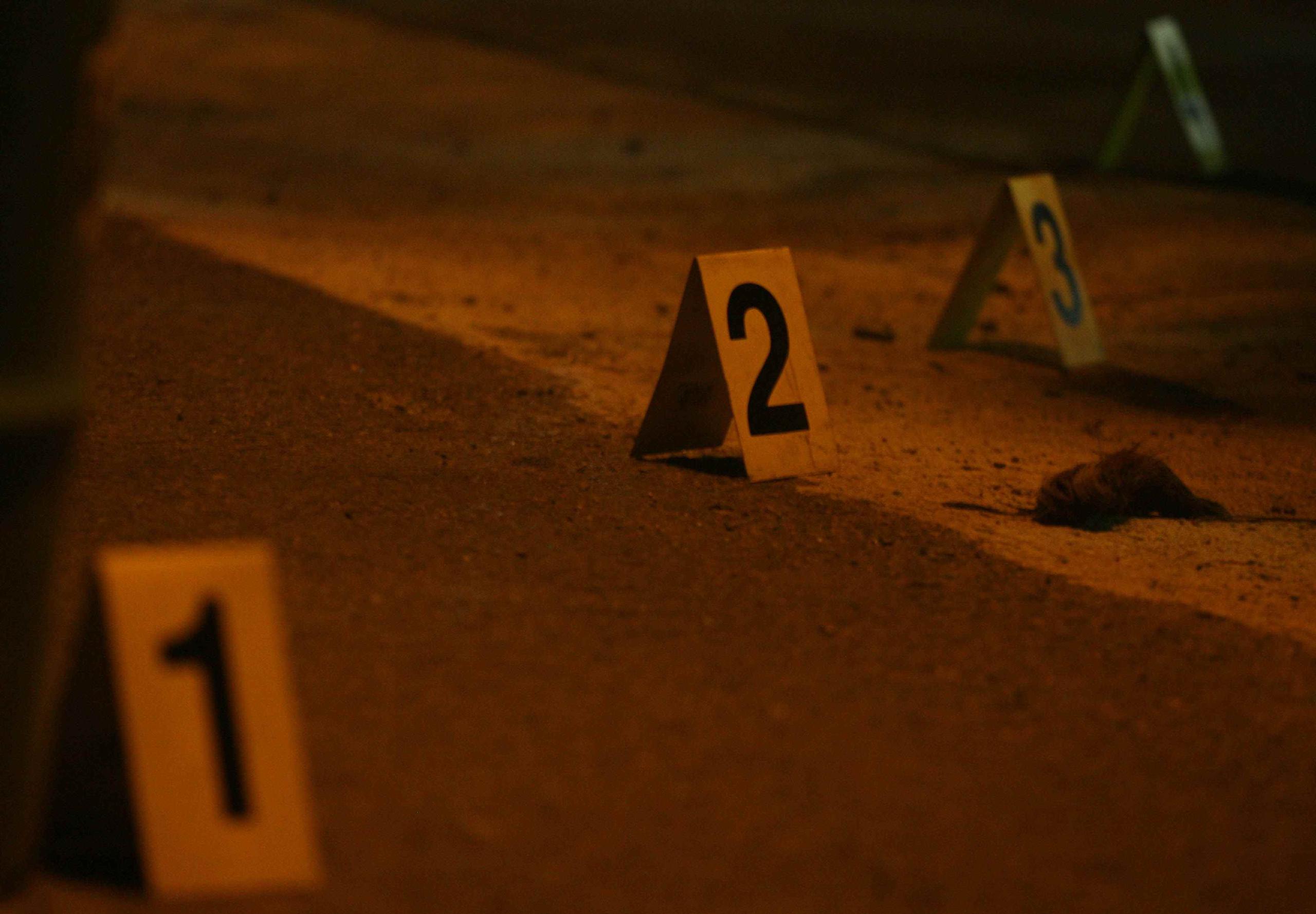 Agentes de la División de Homicidios de la región policiaca de Ponce investigan el asesinato reportado esta noche en Santa Isabel. (Suministrada)