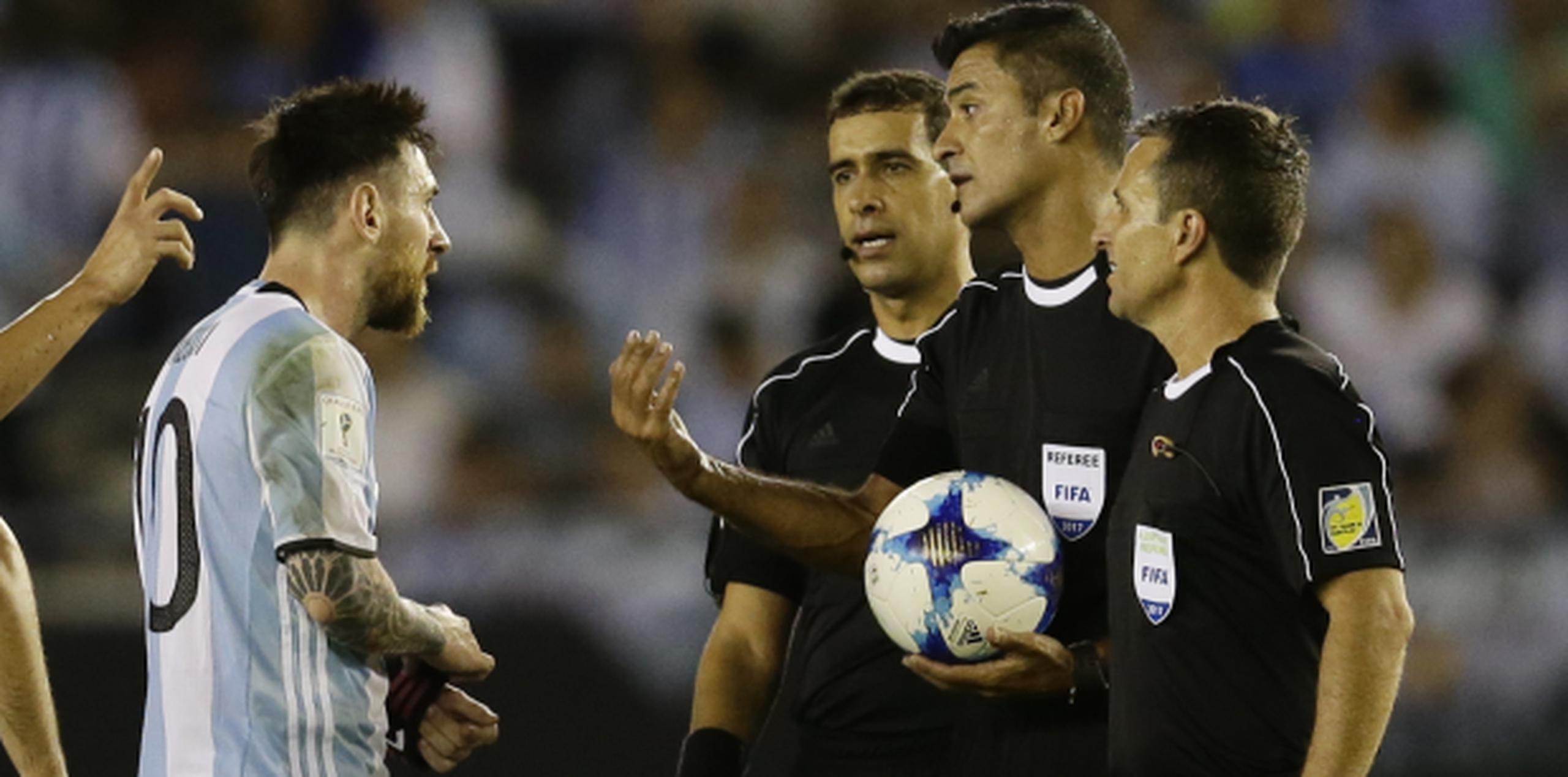 Momento de la discusión de Messi con el árbitro Sandro Ricci. (AP)