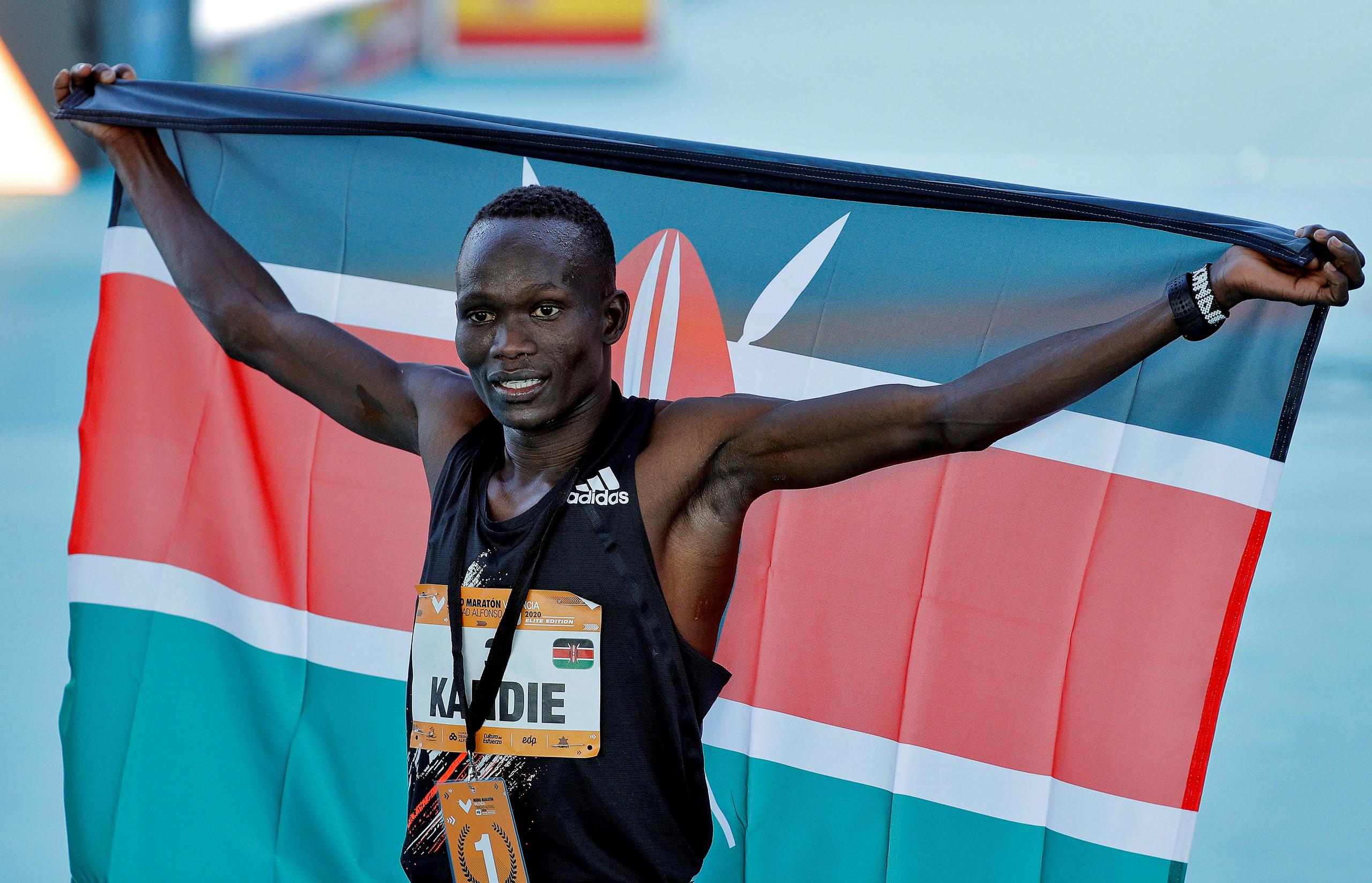 El atleta keniata Kibiwott Kandie destrozó el récord del nundo en la Medio Maratón de Valencia con un tiempo oficioso de 57:32 minutos, rebajando en casi medio minuto la plusmarca de su compatriota Geoffrey Kamworor (58:01) que ostentaba desde septiembre de 2019.