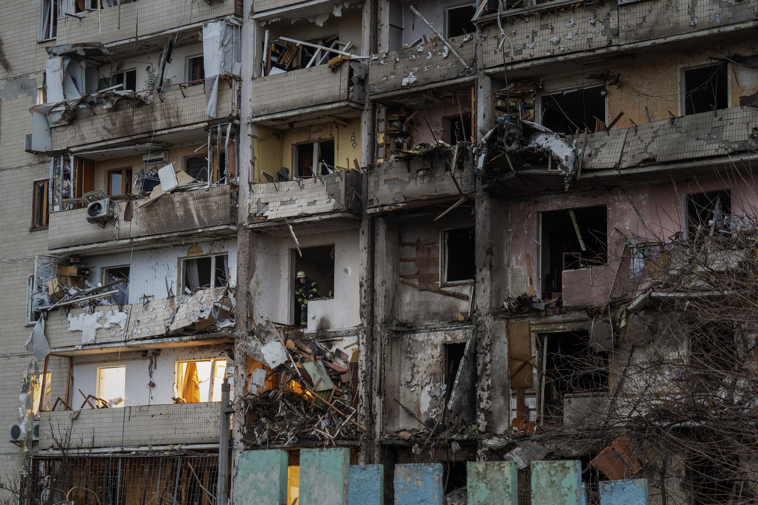 Bomberos revisaban un edificio en Kiev destruido por un misil durante la ofensiva rusa del viernes.