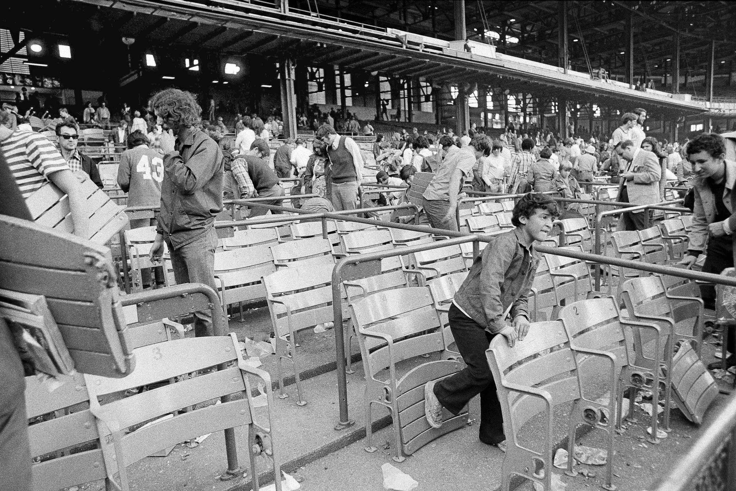 En esta foto del 30 de septiembre del 1973, se ven a fanáticos intentando llevarse piezas del estadio que tras el cierre de esa campaña comenzó a ser remodelado hacia la versión que vivió hasta el 2008.