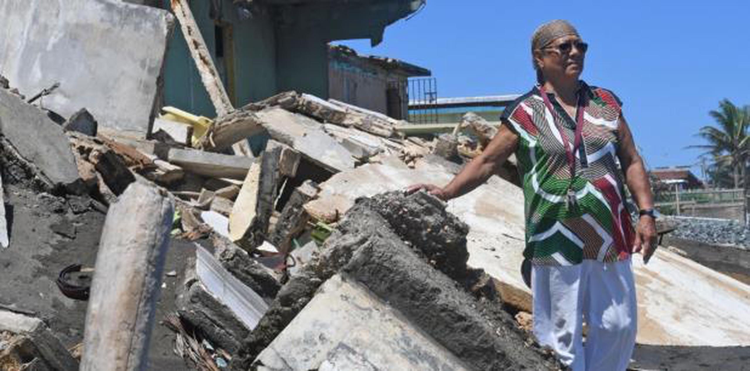 Luego del huracán María los vecinos de esta comunidad -donde siete familias están prácticamente en la calle- vieron cómo los patios de sus casas, que estaban a unos 80 pies del cuerpo de agua, poco a poco se transformaban en un mar abierto. (luis.alcaladelolmo@gfrmedia.com)