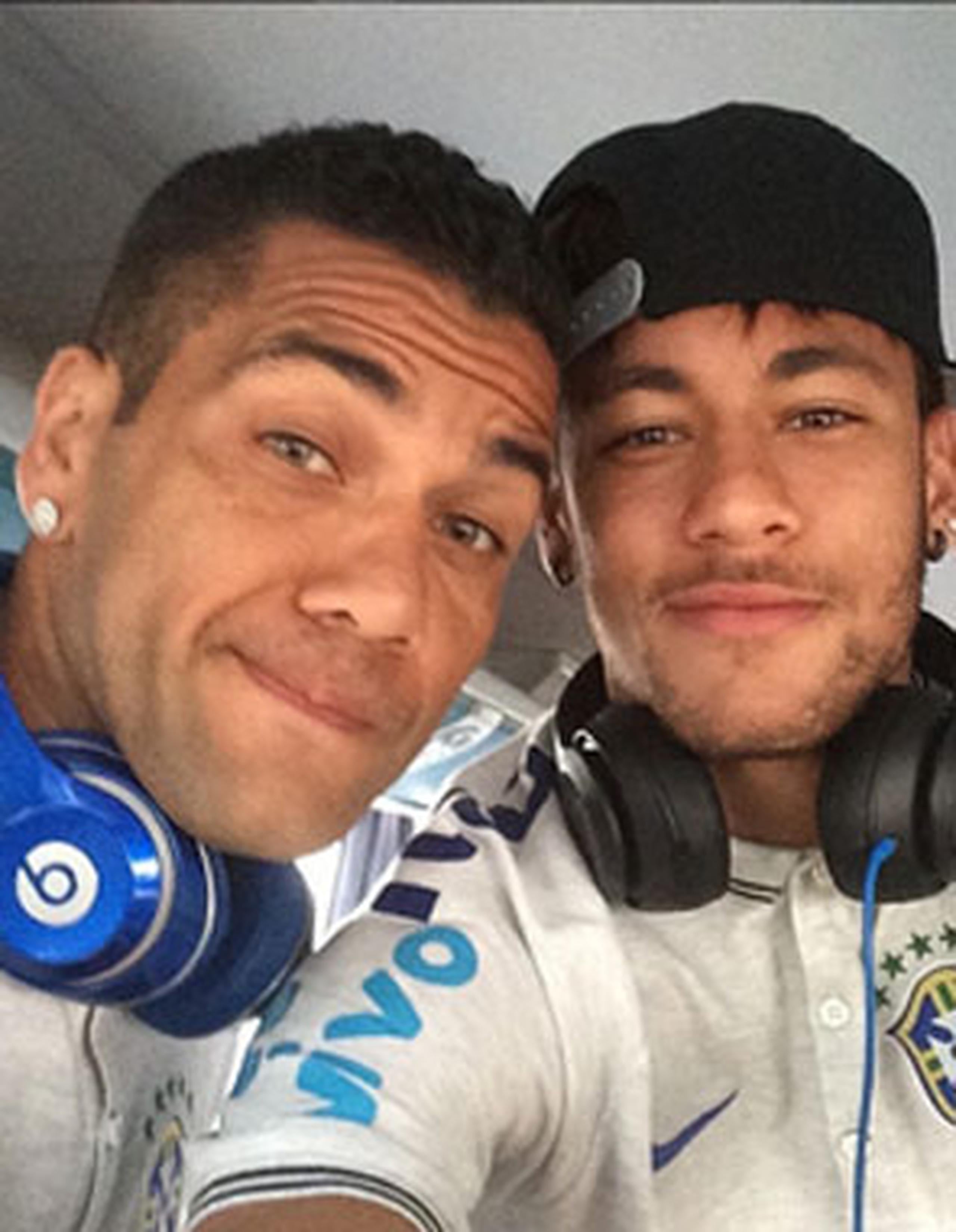 Los brasileños Neymar y Dani Alves son dos jugadores que utilizan los audífonos Beats. (Instagram)