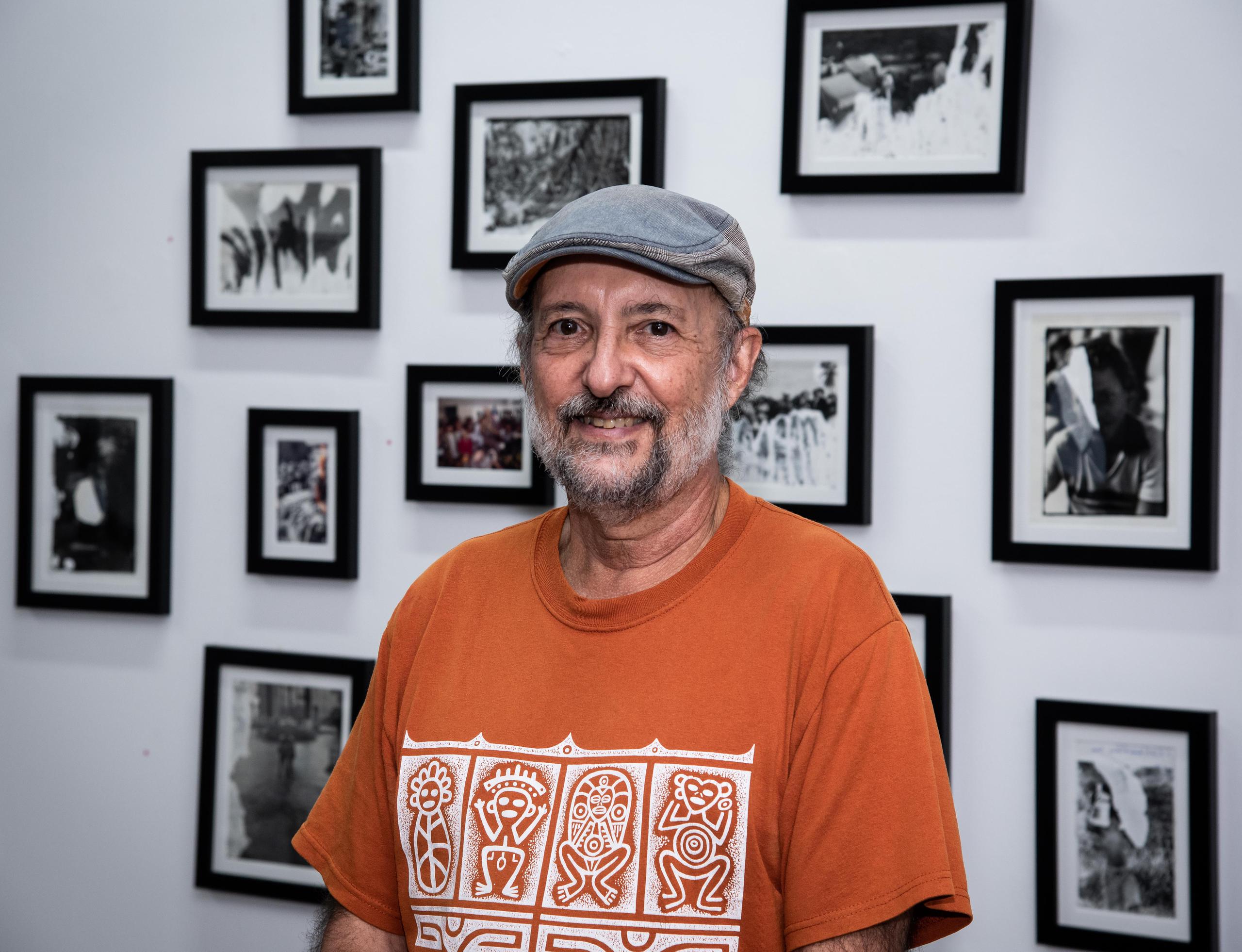 Ricardo Alcaraz Díaz, fotoperiodista, frente a una instalación de su exhibición Intemperie.