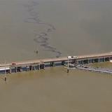 Barcaza que chocó con puente en Texas puede haber derramado hasta 2,000 galones de petróleo