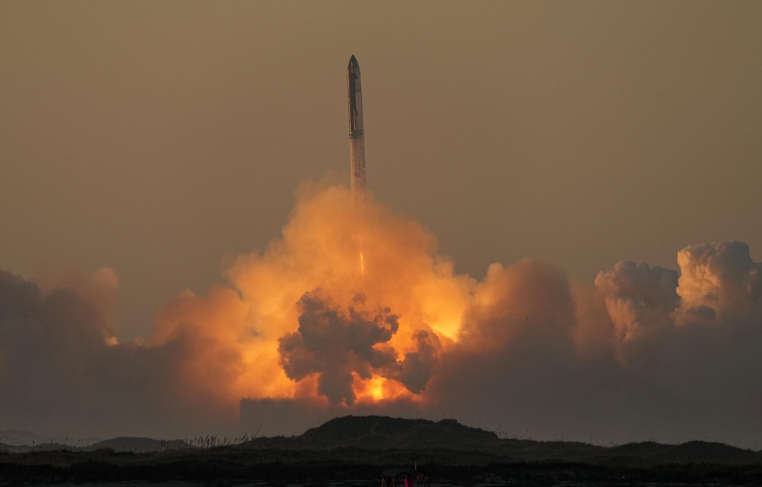 Momento en que el cohete Starship de SpaceX despega desde Boca Chica, Texas.