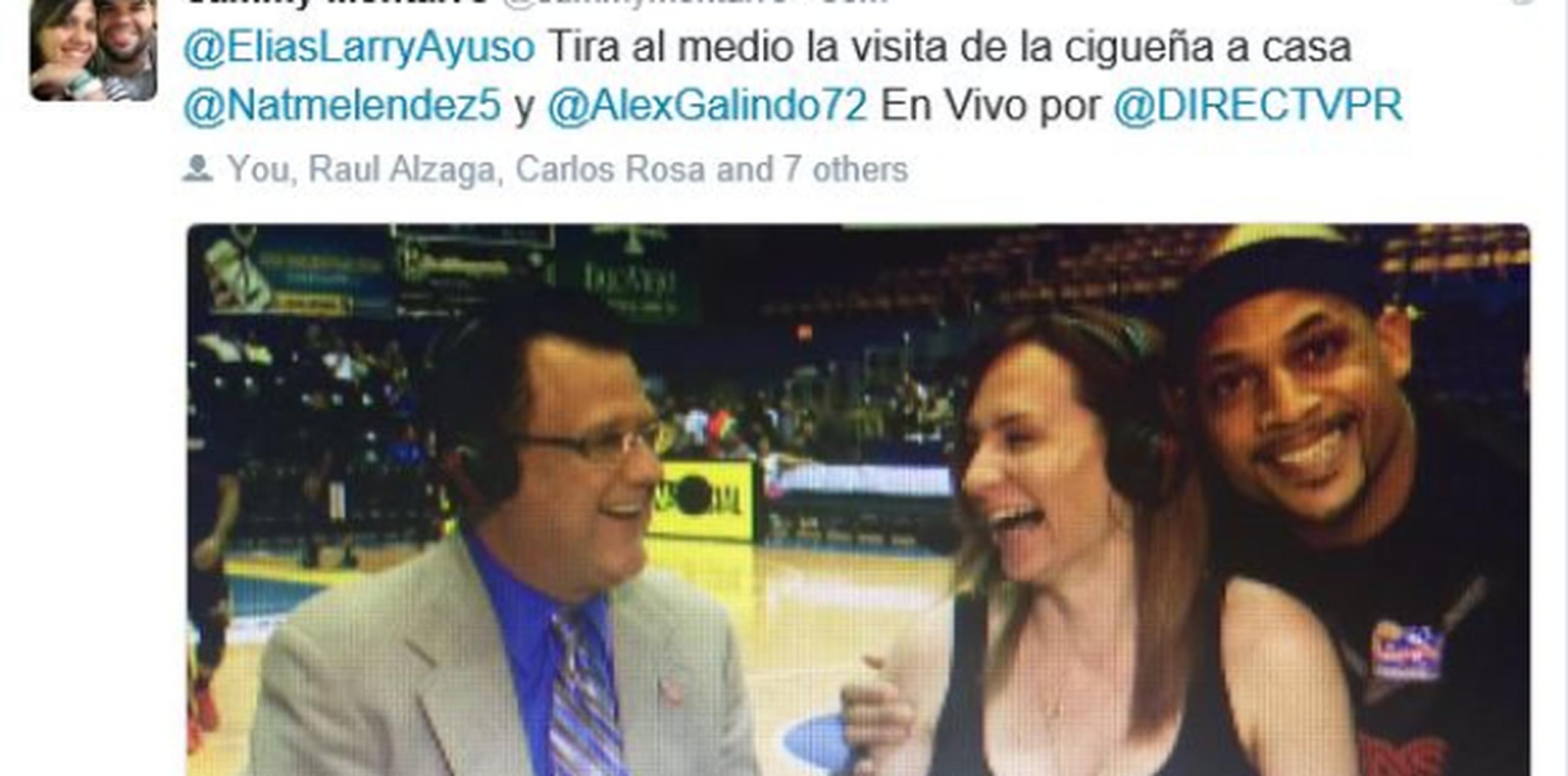Larry Ayuso celebró el embarazo de la comentarista Natalia Meléndez en la antesala de la trasmisión del partido entre Piratas y Vaqueros. (Captura)