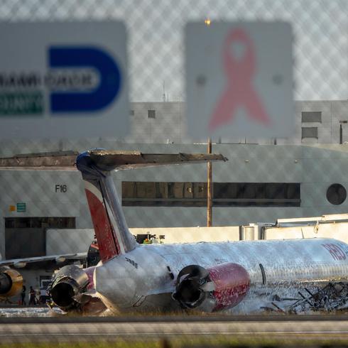 Fotos: Así quedó en la pista el avión que se incendió en Miami