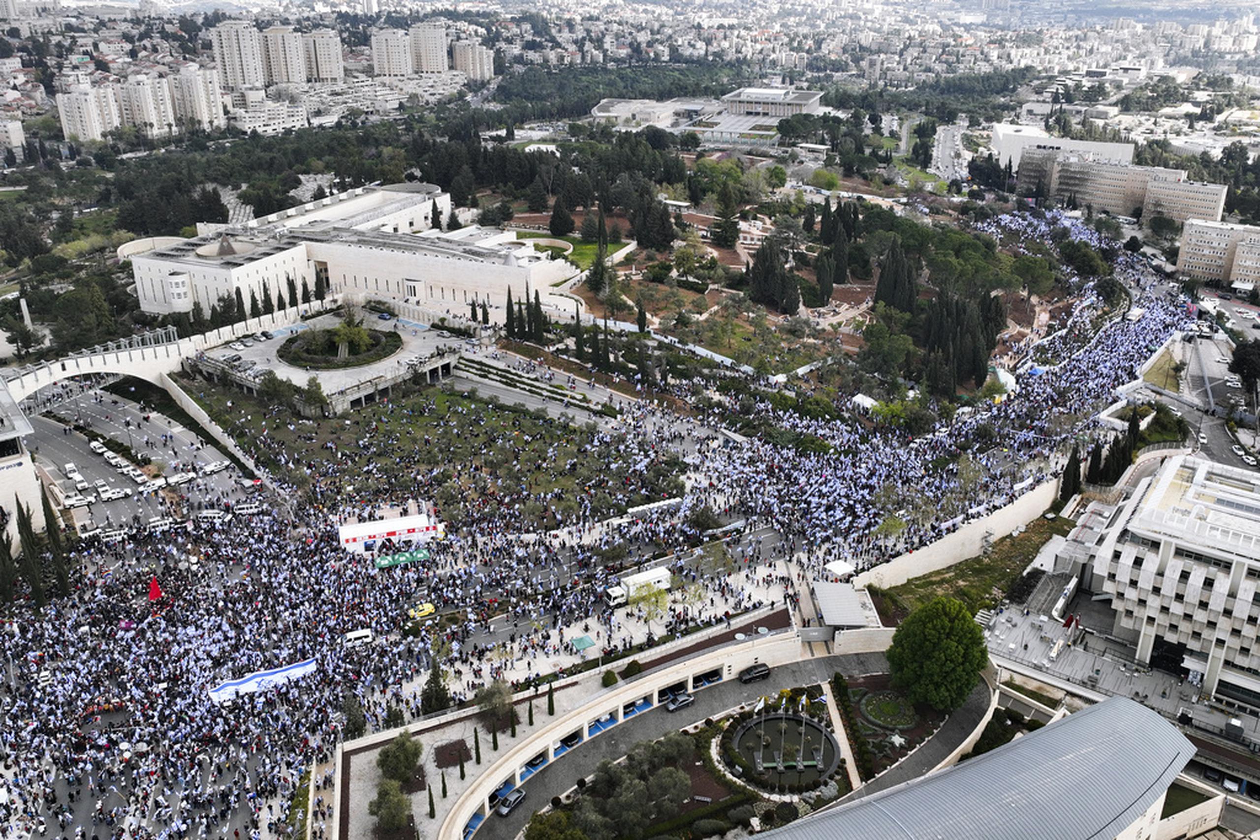 Israelíes protestan contra el plan de reforma judicial del primer ministro Benjamin Netanyahu frente al Parlamento en Jerusalén, el 27 de marzo de 2023.