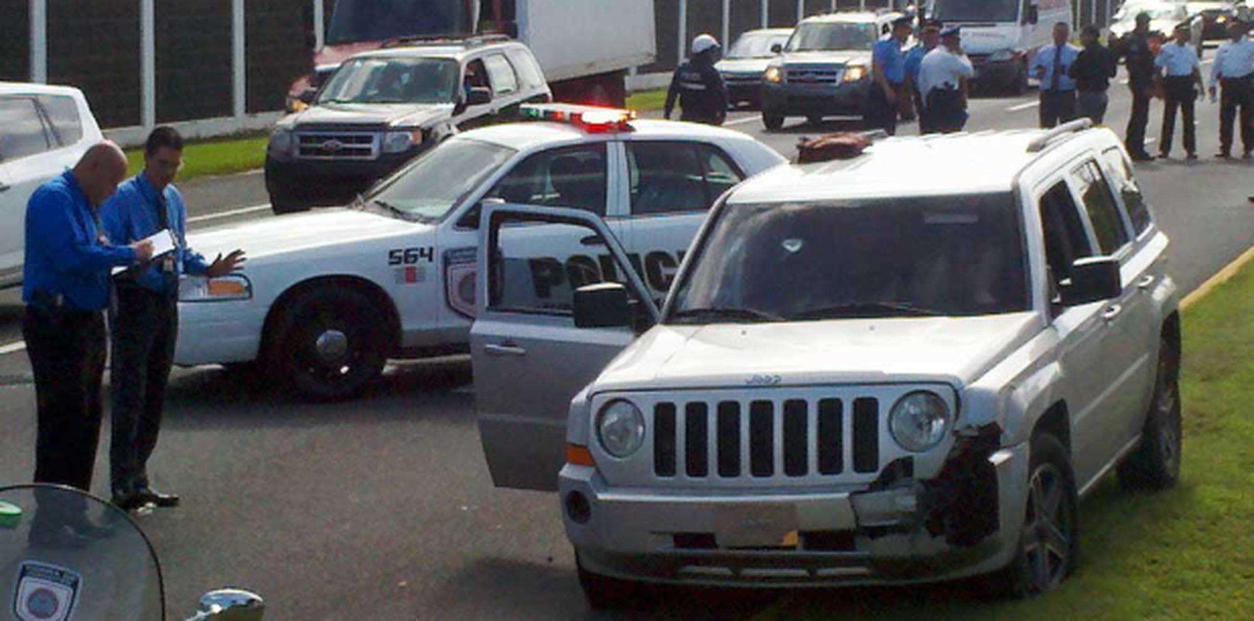 Al verse perseguido por la Policía, el conductor, que fue identificado como Aníbal Robles Vega, de 24 años; detuvo la guagua Jeep Patriot color gris a la altura del kilómetro 14.3 e intentó irse a la fuga, pero fue detenido. (Héctor R. Santos/Para GFR Media)