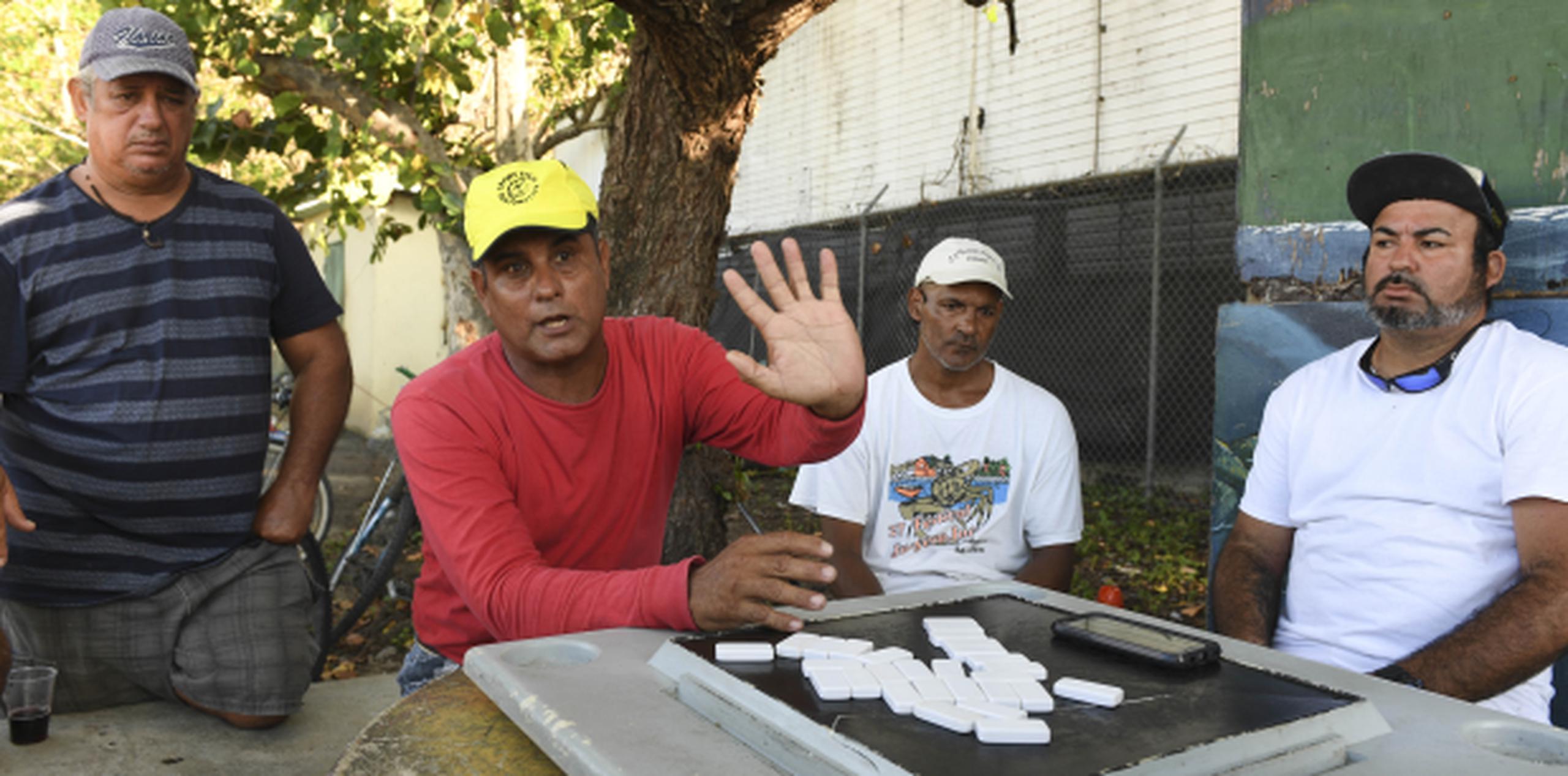 Un grupo de pescadores de Guánica espera porque se restablezcan los servicios de energía eléctrica y agua para volver a salir al mar. (tony.zayas@gfrmedia.com)