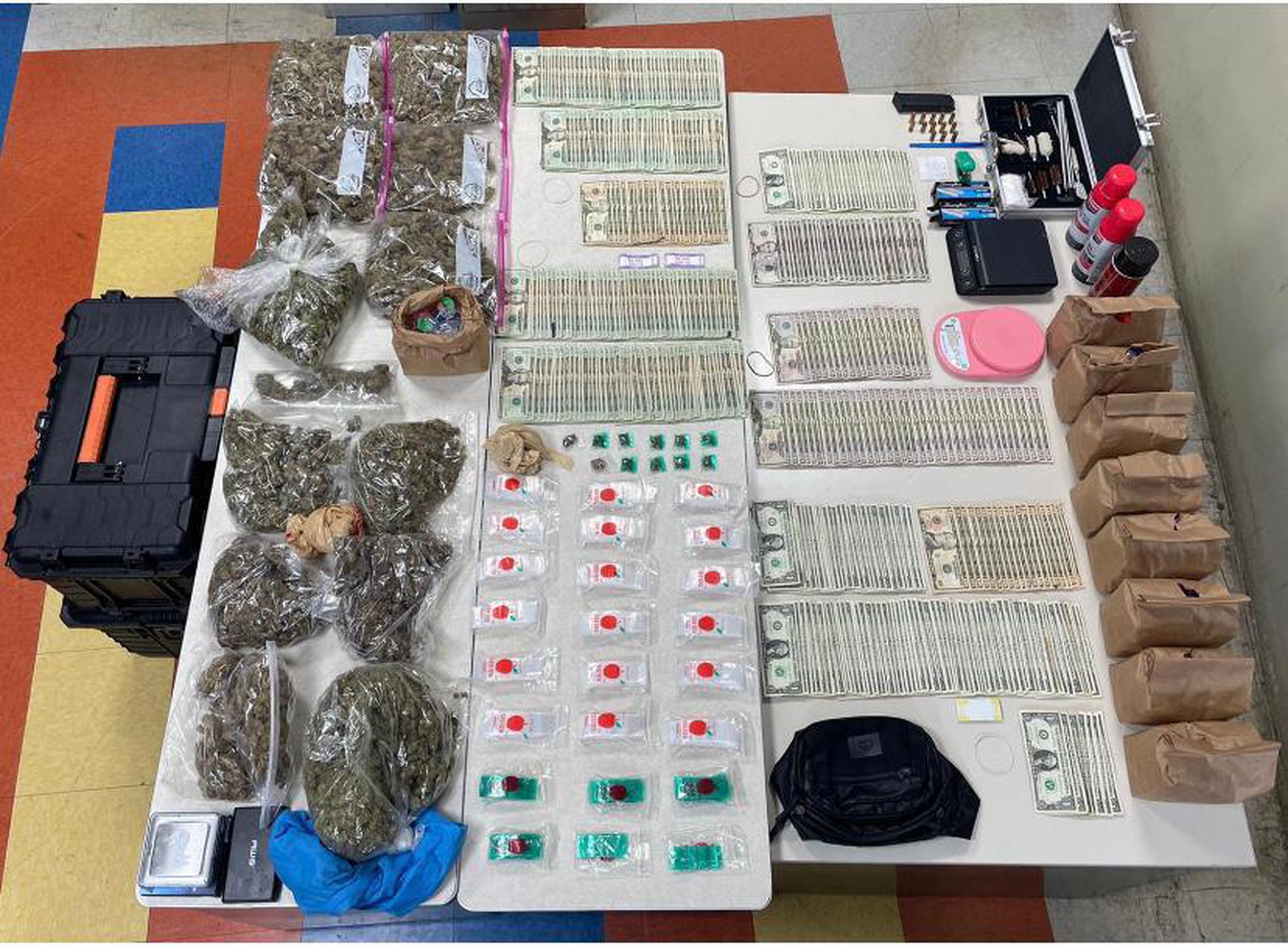 Ocupado durante un allanamiento en una residencia del barrio Jacaguas en Juana Díaz donde ocuparon más de seis libras de marihuana de la variedad “cripy”, un cargador y más de $7,400.