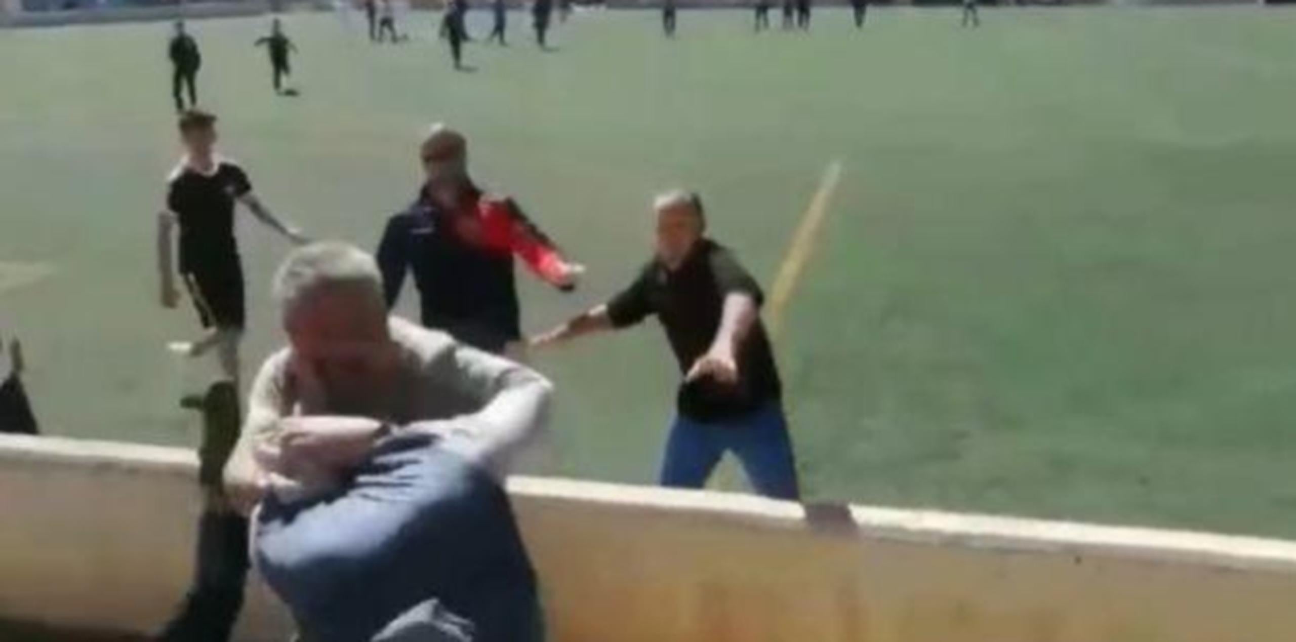 Esta pelea de padres de familia en un partido de fútbol, causó indignación en España. (Foto: YouTube)
