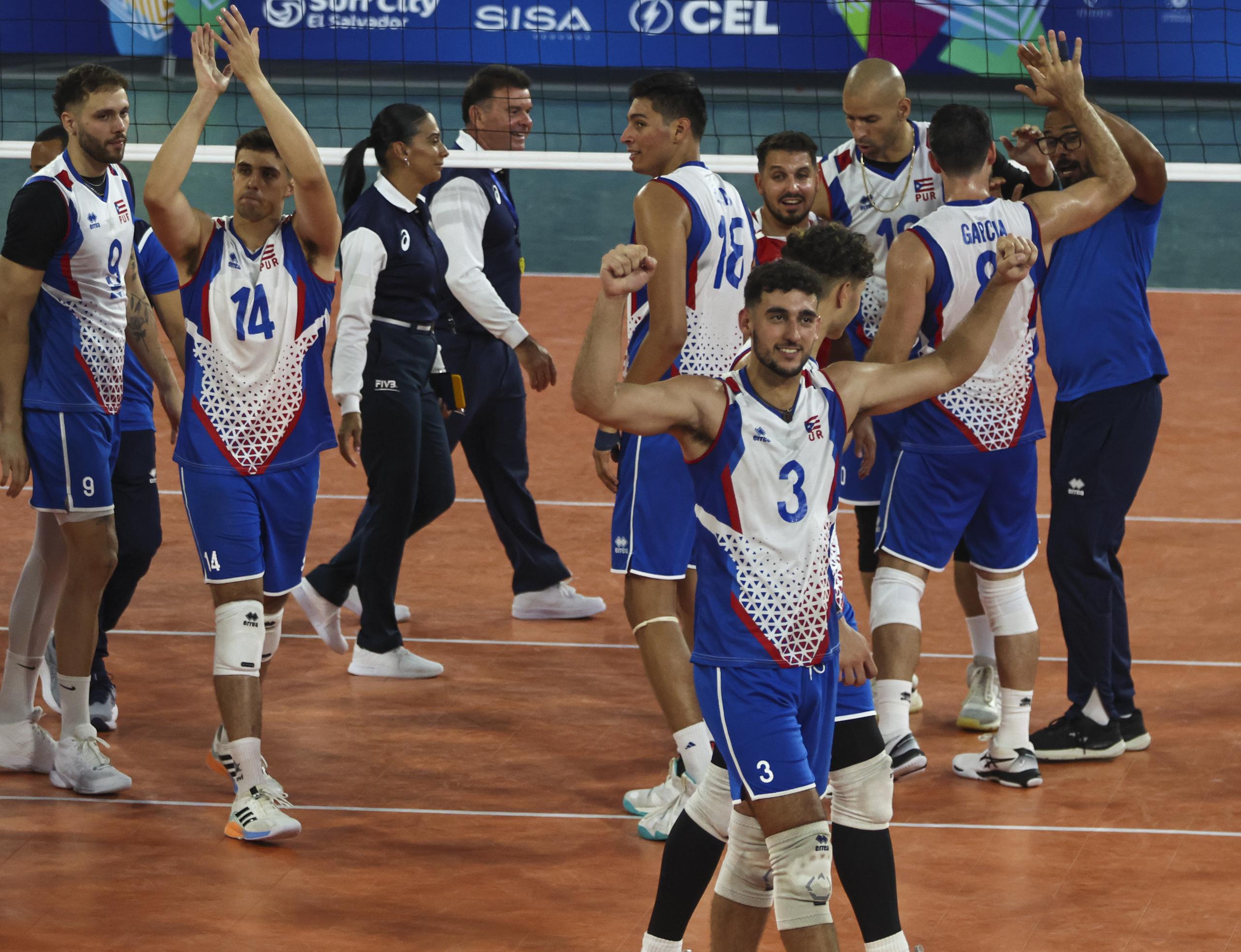 El Equipo Nacional de Voleibol celebra la conquista de su medalla de bronce.