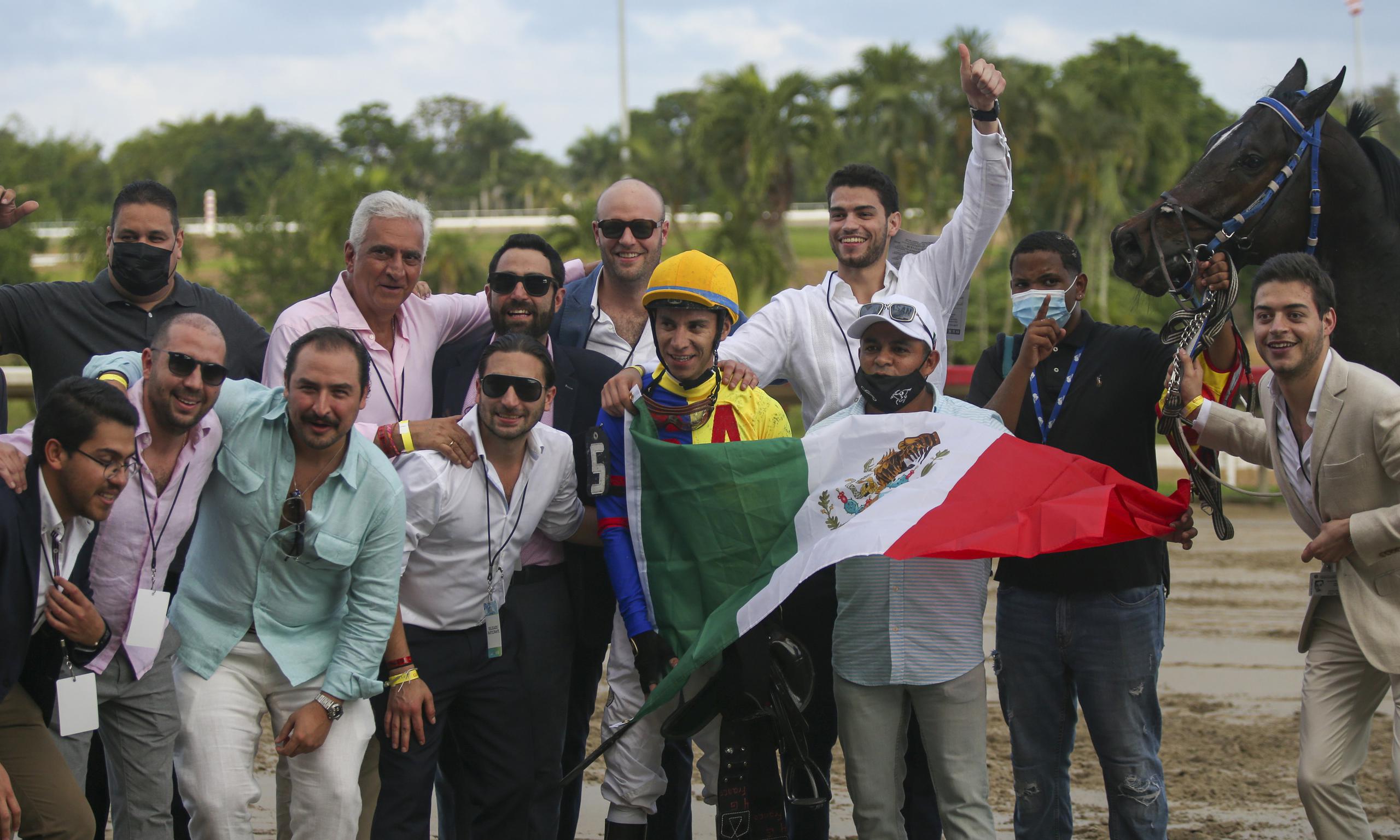 El grupo de México celebra su primer triunfo del día, el que logró el ejemplar Simow y el jinete Giovanni Franco en la Copa Velocidad, efectuado en el séptimo turno de la tanda en Camarero.