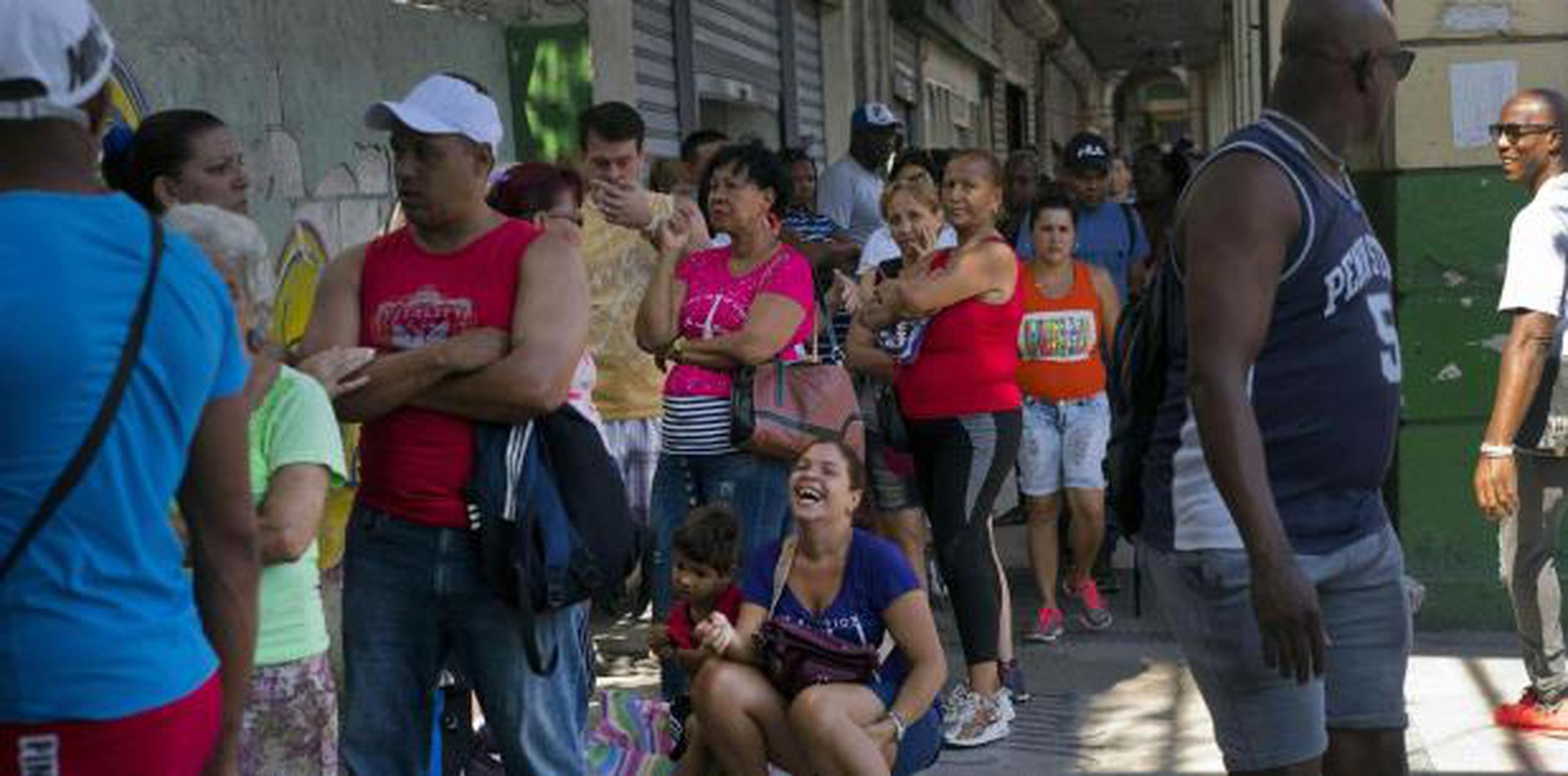 La gente espera en fila para comprar pollo en una tienda administrada por el gobierno en La Habana. (AP / Ramón Espinosa)