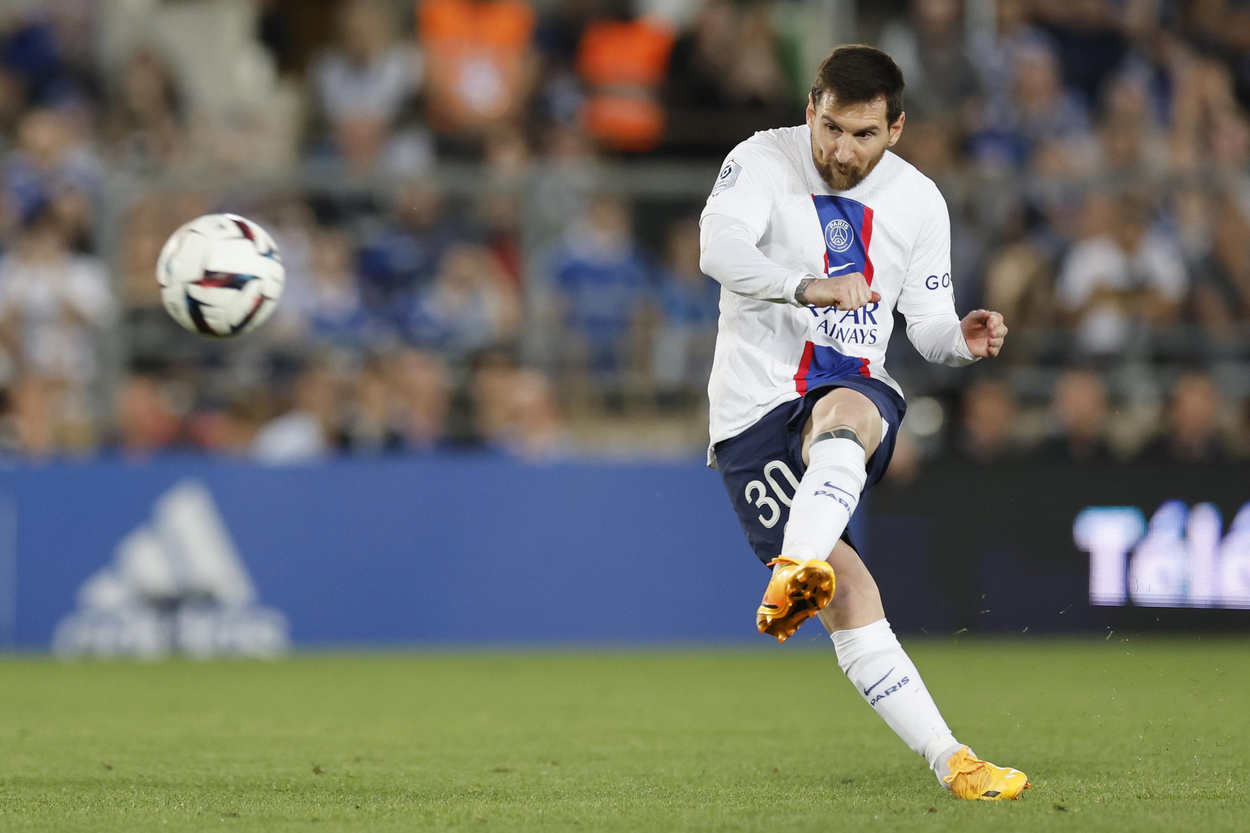 Lionel Messi del Paris Saint-Germain patea el balón en el empate 1-1 ante Estrasburgo en la liga francesa, el sábado 27 de mayo de 2023. (AP Foto/Jean-Francois Badias)