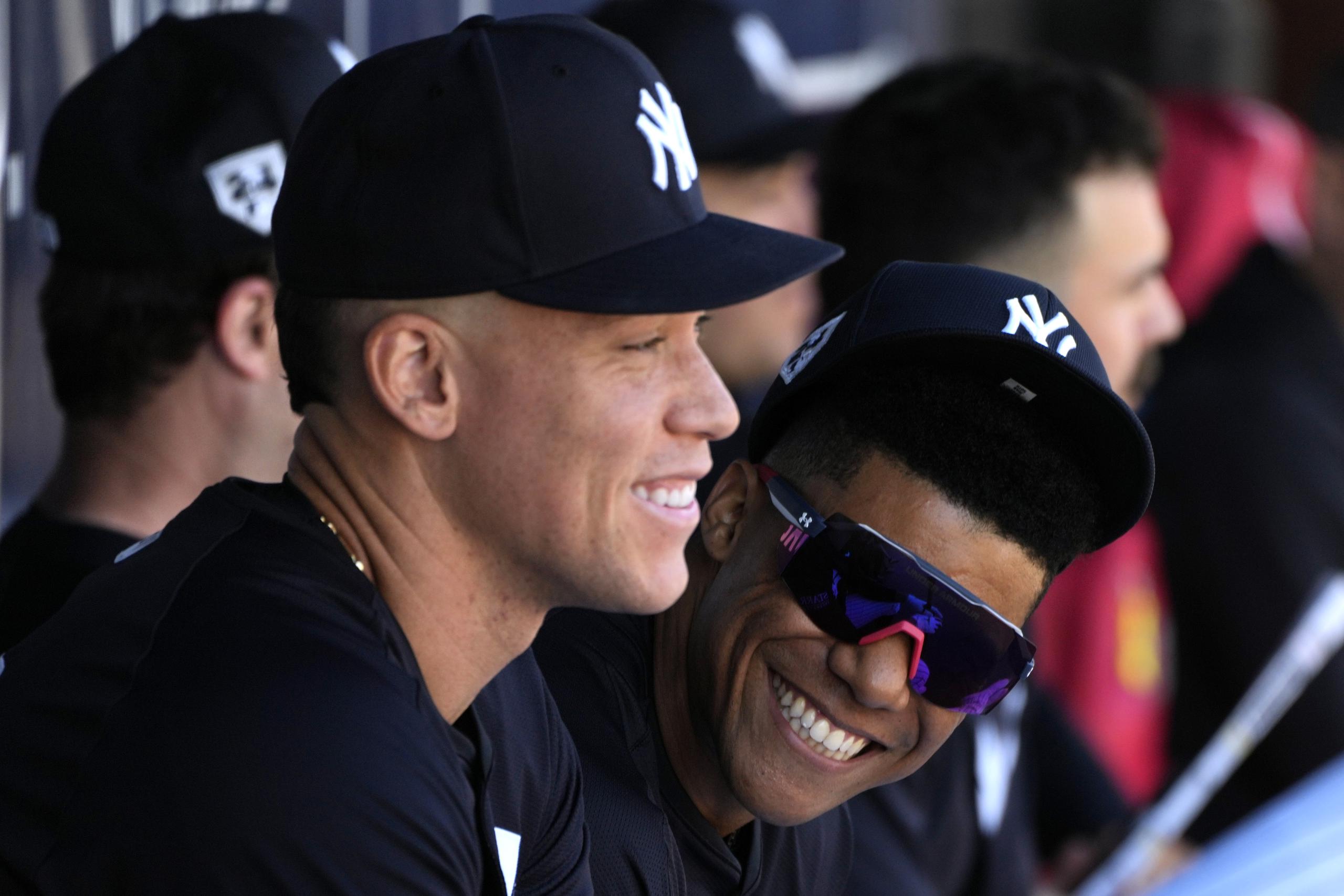 El nuevo Yankee, Juan Soto, con gafas junto a Aaron Judge, conectó en el partido su primer jonrón de la pretemporada.