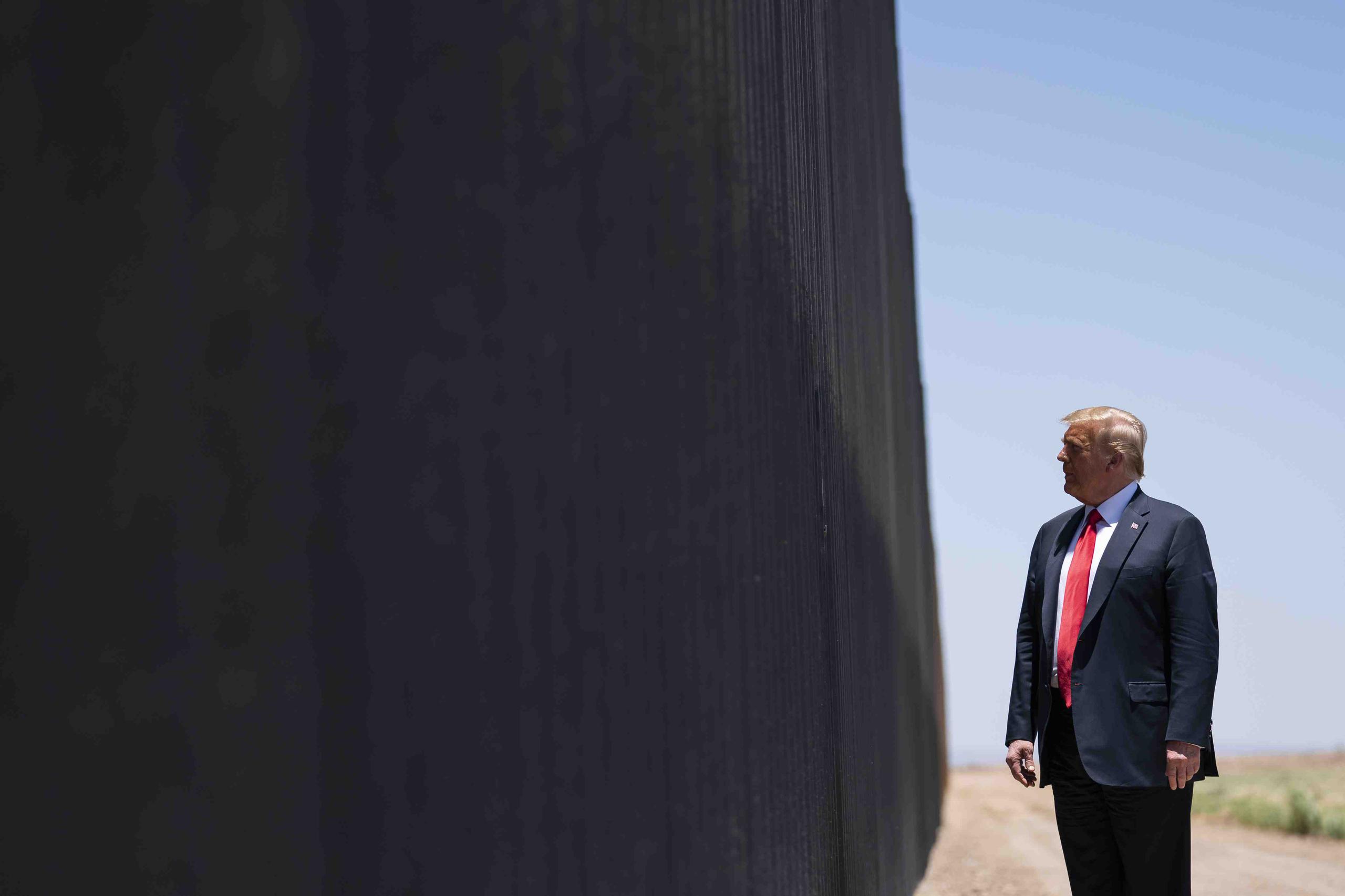Donald Trump en un tramo del muro fronterizo en Arizona. (AP)
