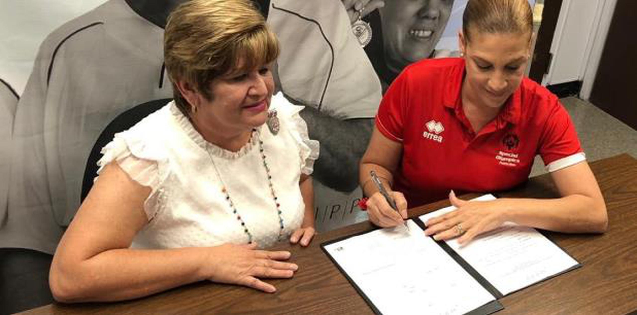 Mayra Meléndez y la licenciada Milagros Vargas, directoras ejecutivas de Special Olympics y el IPPR, respectivamente, finiquitaron el acuerdo. (suministrada)