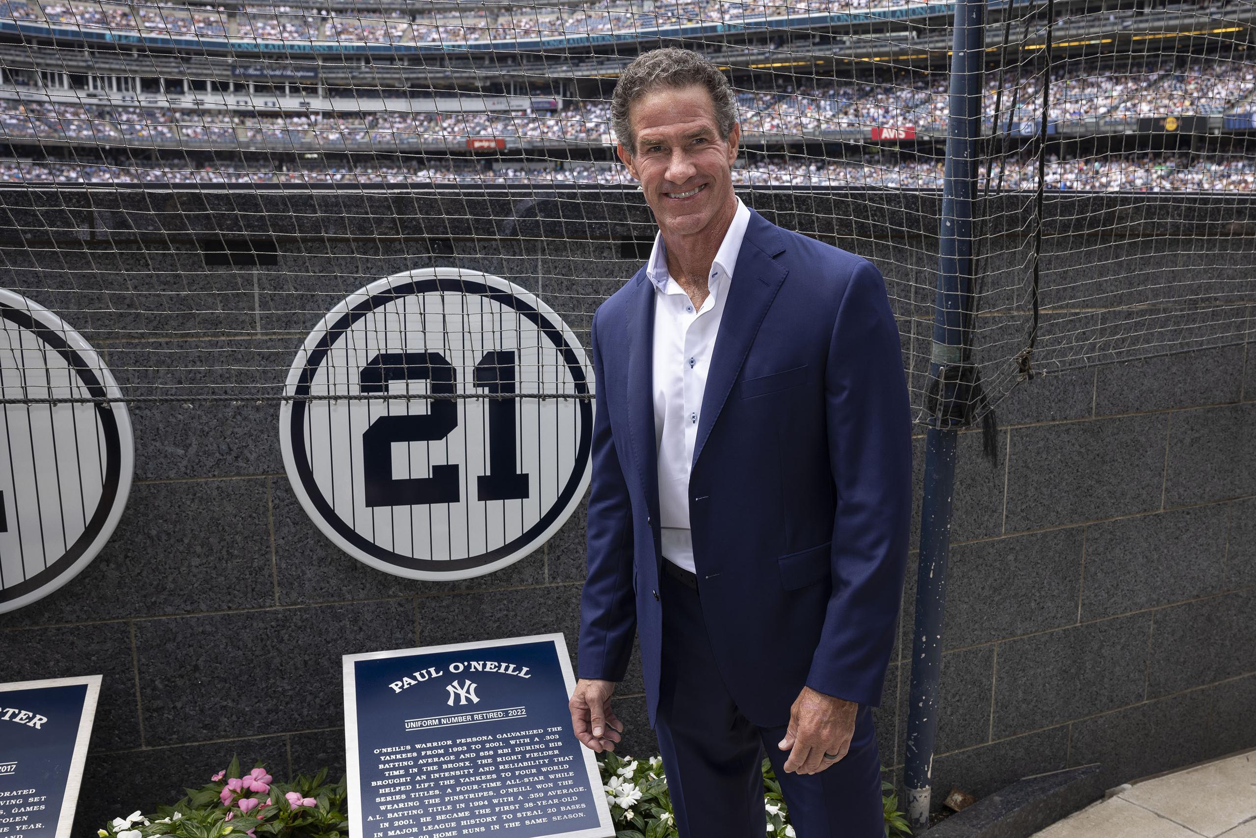 El retirado pelotero Paul O'Neill frente a su número en el Parque de los Monumentos del Yankee Stadium.