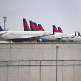Delta Air Lines obligará a sus nuevos empleados a estar vacunados 