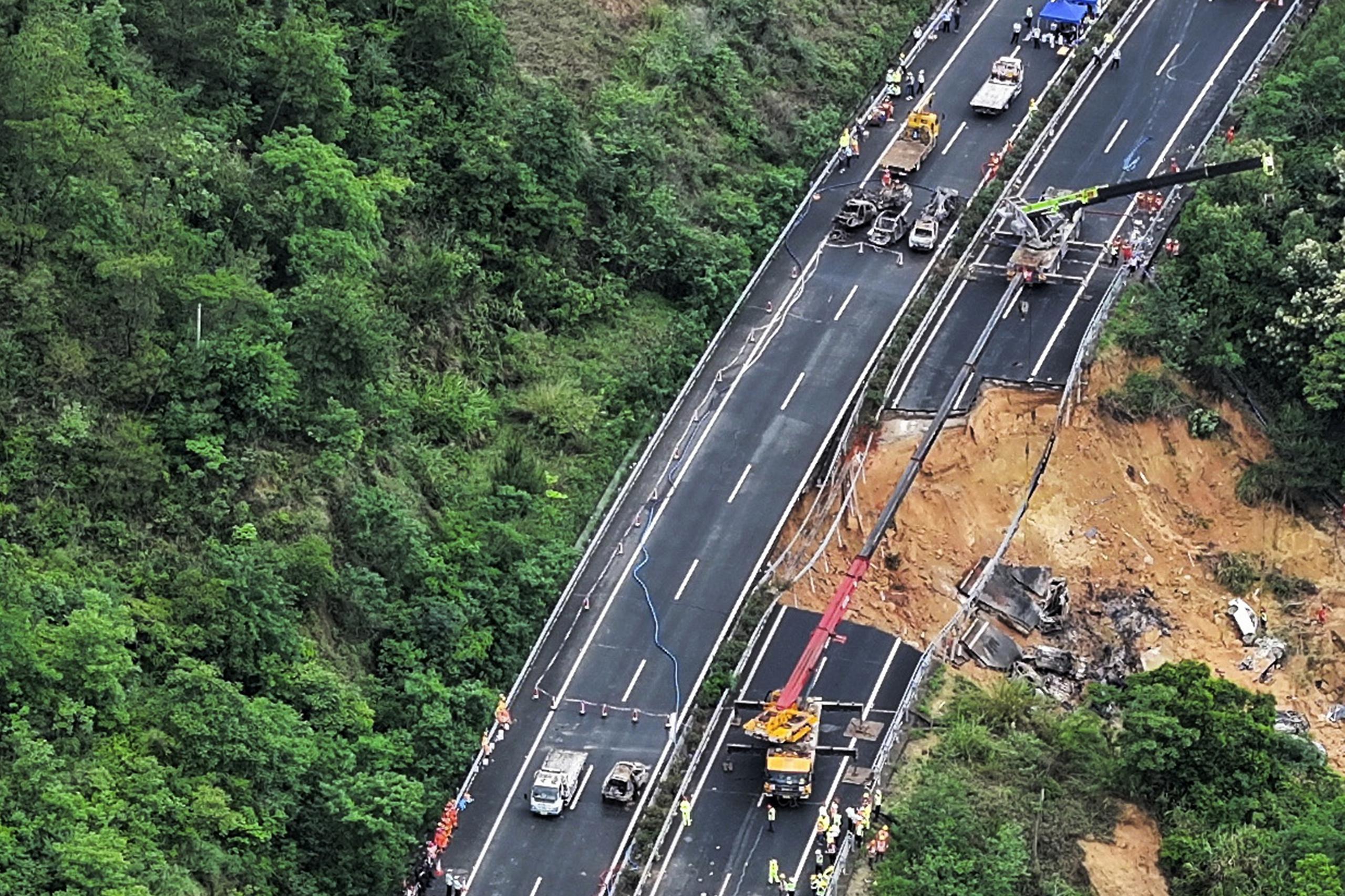 En esta imagen publicada por la agencia de noticias Xinhua, una imagen aérea muestra rescatistas trabajando en un tramo de carretera derrumbado en la autopista Meizhou-Dabu en Meizhou, en la provincia sureña de Guangdong, China (Agencia de noticias Xinhua via AP)