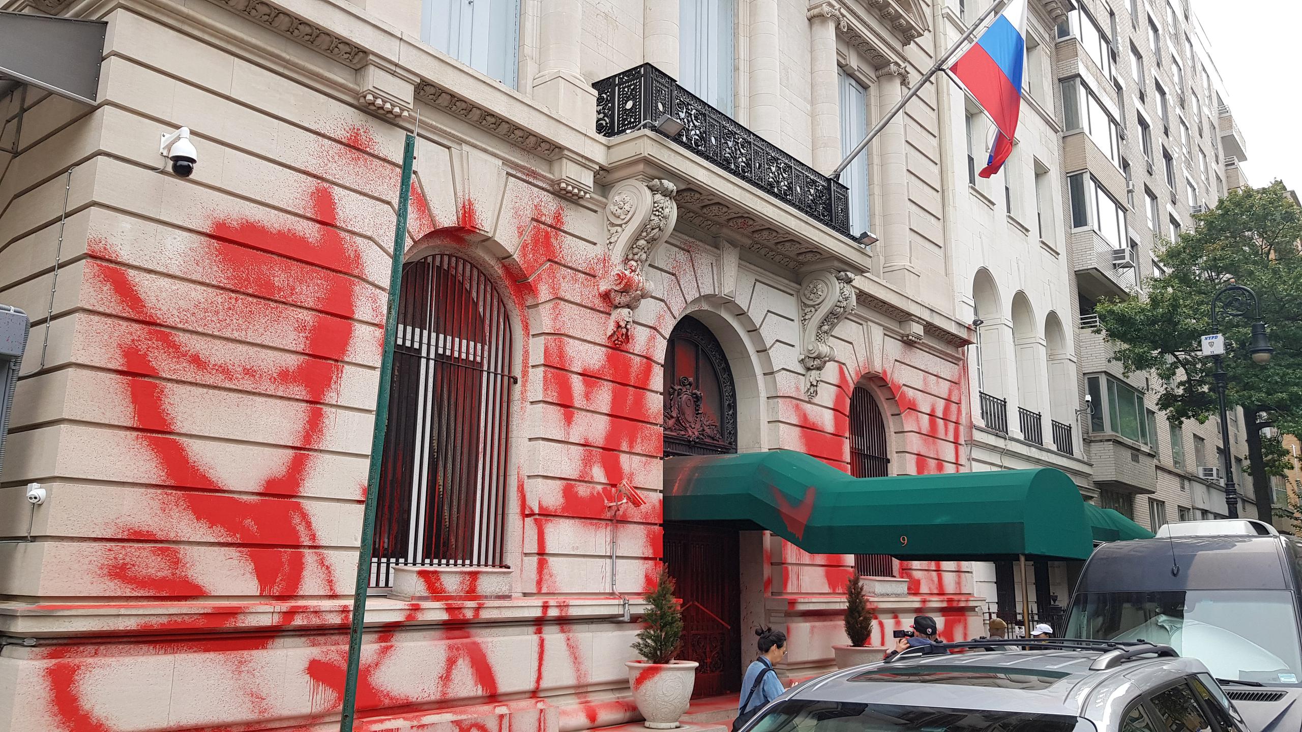 Fotografía de la fachada del consulado de Rusia vandalizada con pintura roja, hoy, en Nueva York.