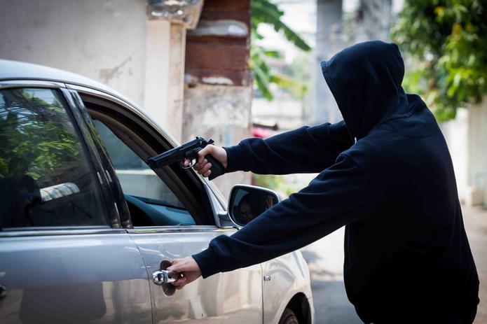 En el caso de Toa Alta el responsable del robo estaba enmascarado. (Shutterstock)