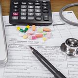Asociación de Laboratorios alega reducciones en las compensaciones que pagan proveedores de servicio de salud