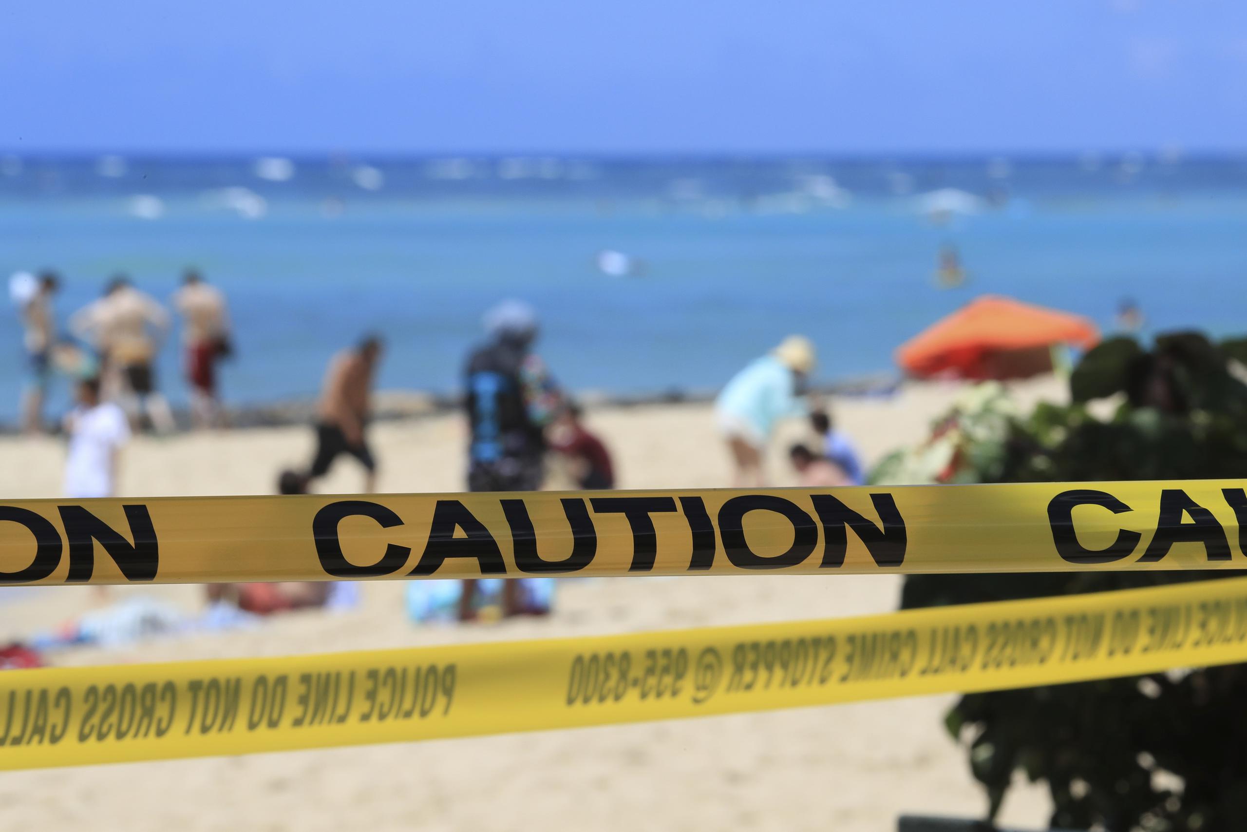 “Necesitamos unirnos como comunidad para combatir este virus”, dijo el gobernador David Ige en conferencia de prensa en el capitolio estatal. En la imagen, una playa de Honolulu con cinta policiaca el pasado viernes.