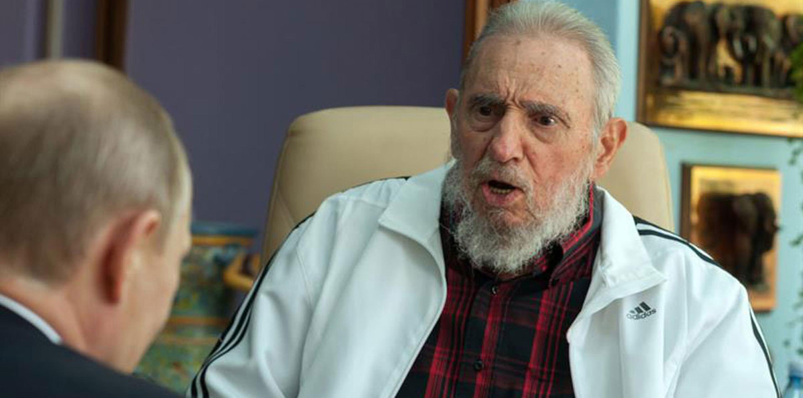 Diez años después de entregarle el gobierno a su hermano Raúl debido a su frágil salud, Fidel resurgió como un importante referente para quienes ven con desconfianza el acercamiento a Estados Unidos y las reformas en el modelo de la isla. (EFE)