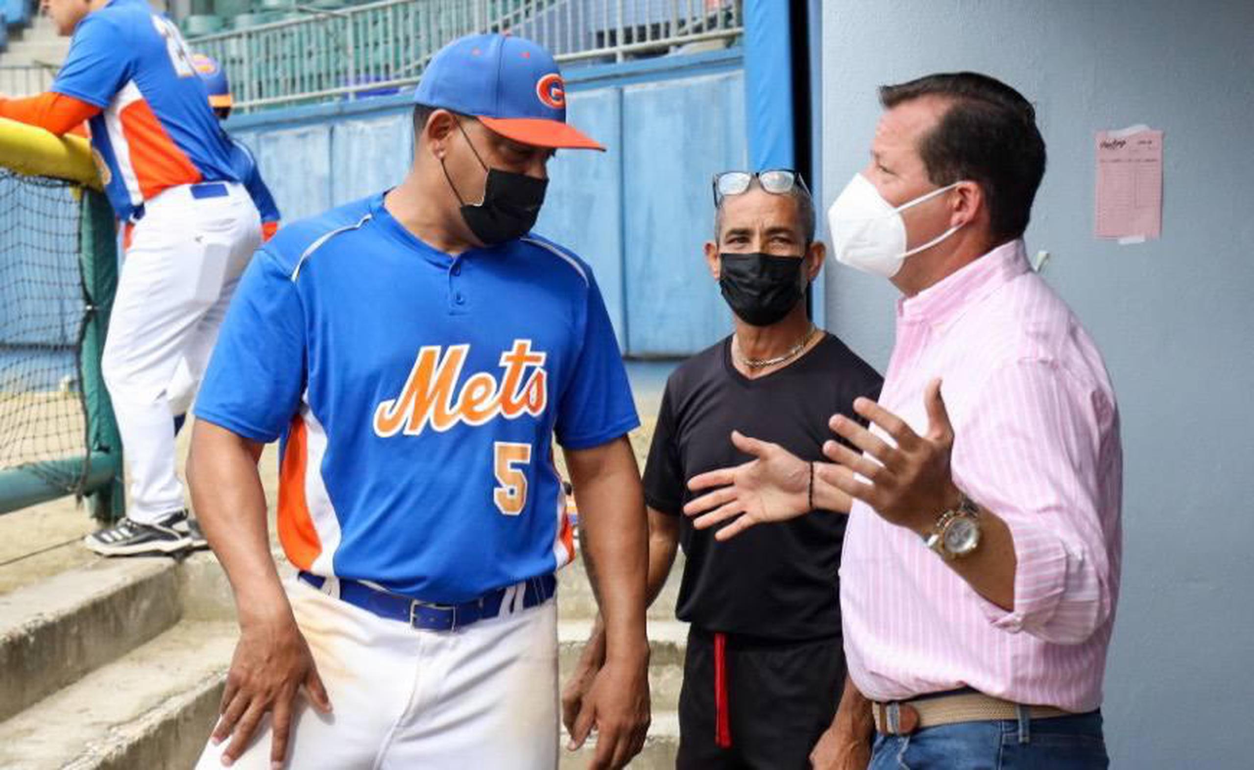 El ejecutivo municipal elector se trasladó también hasta el parque de pelota del barrio Camarones, Evelio Rivera, donde el equipo de los Mets se encuentra en la serie semifinal.