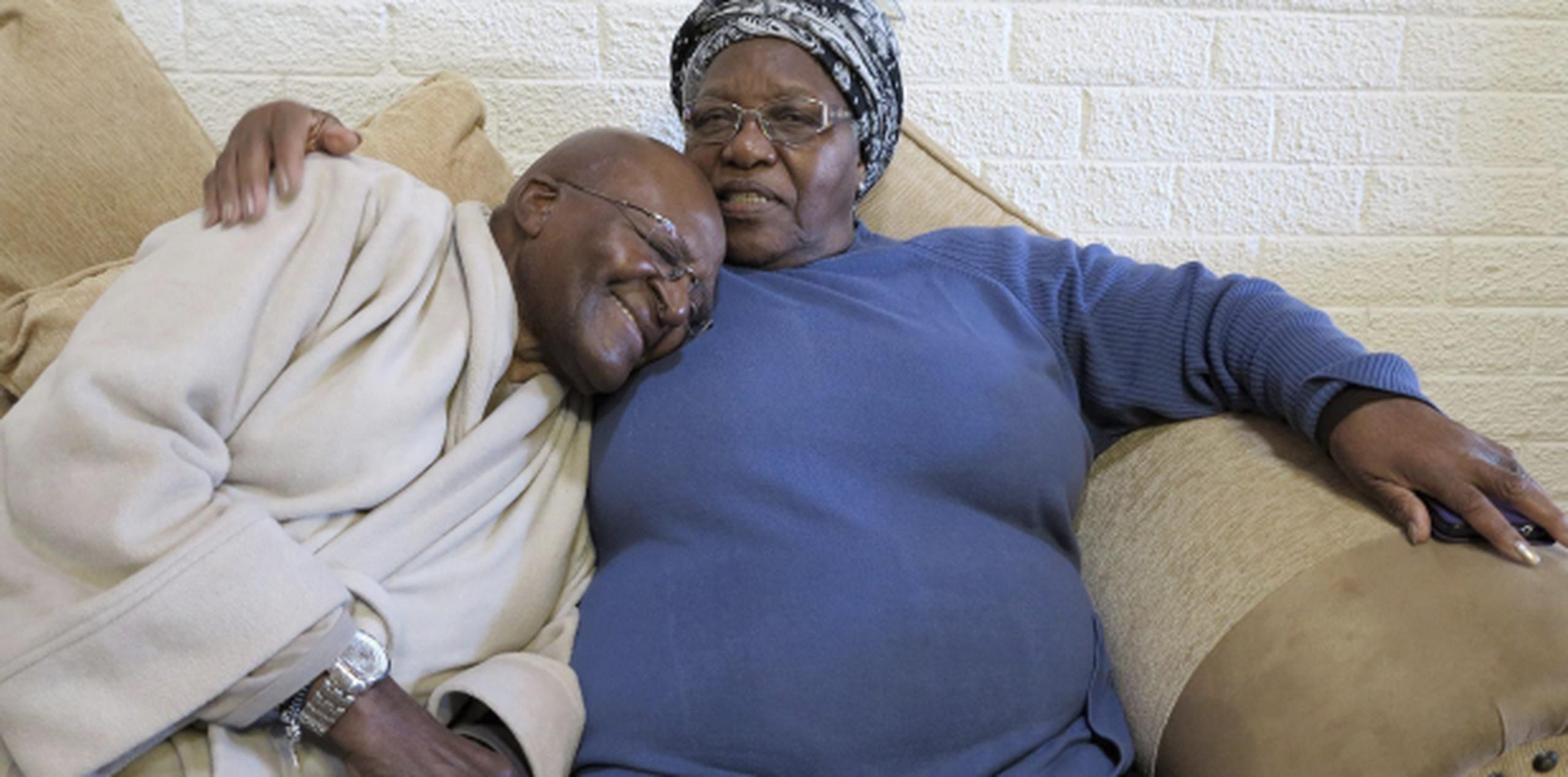 Tutu y su esposa Leah hace algunos días en su hogar. (EFE)