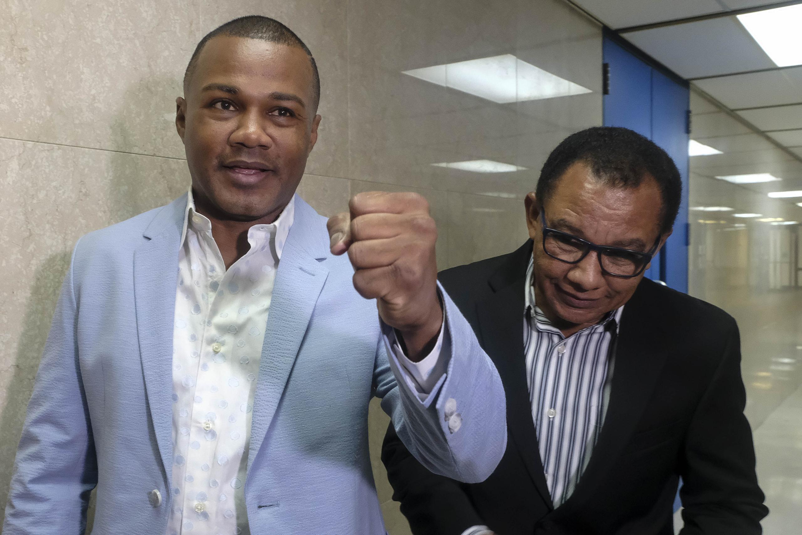 Félix "Tito" Trinidad (izquierda) y su familia podrían recibir un alivio económico por la decisión que tomó el juez Anthony Cuevas Ramos el pasado noviembre.