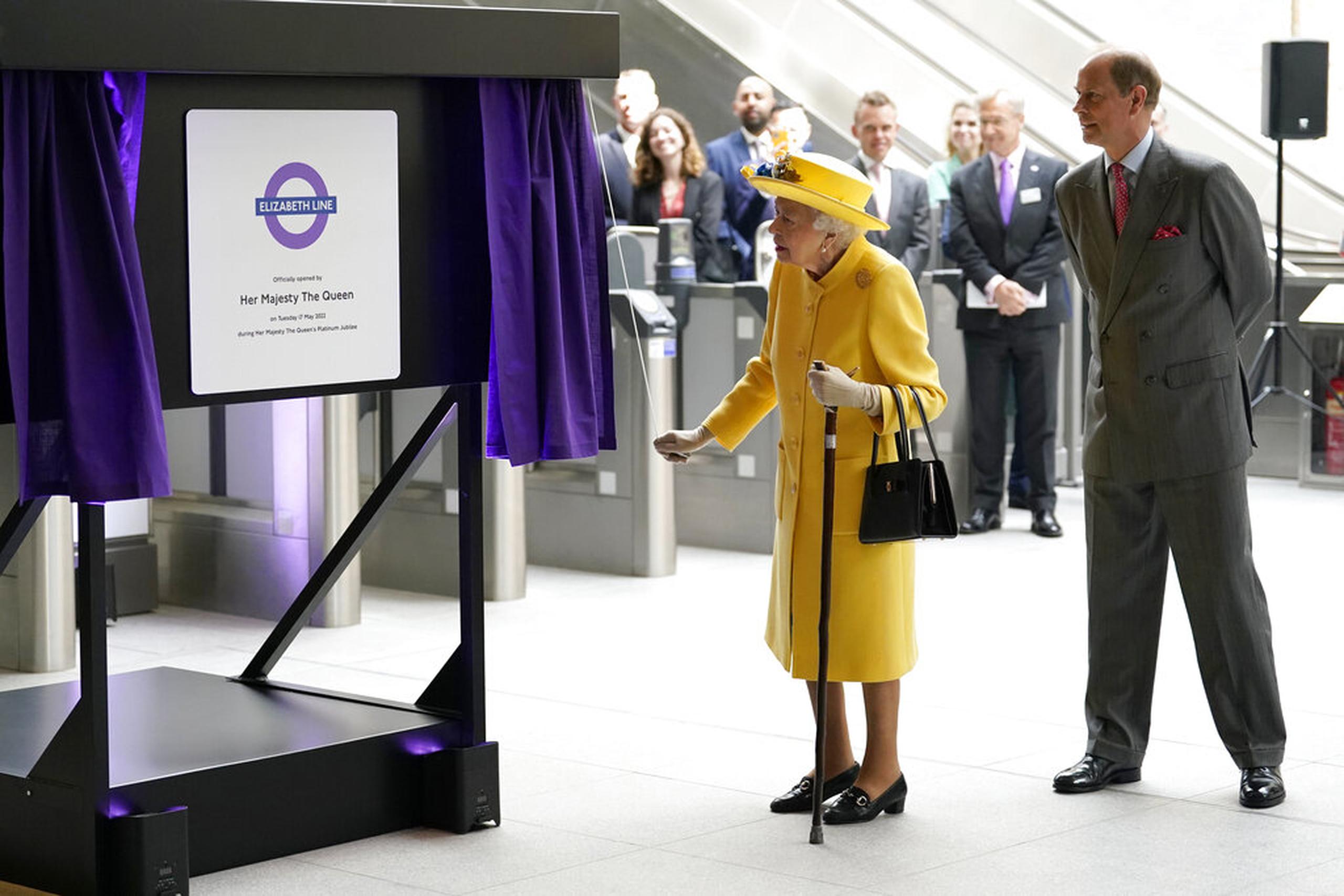 La reina Elizabeth II junto al príncipe Edward, revela una placa para marcar la apertura oficial de la Línea Elizabeth en la estación de Paddington en Londres, el 17 de mayo de 2022.